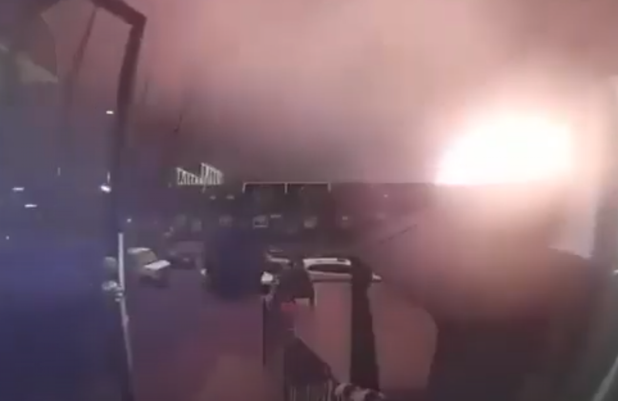 Vídeo mostra momento em que avião de pequeno porte cai e causa explosão nos Estados Unidos