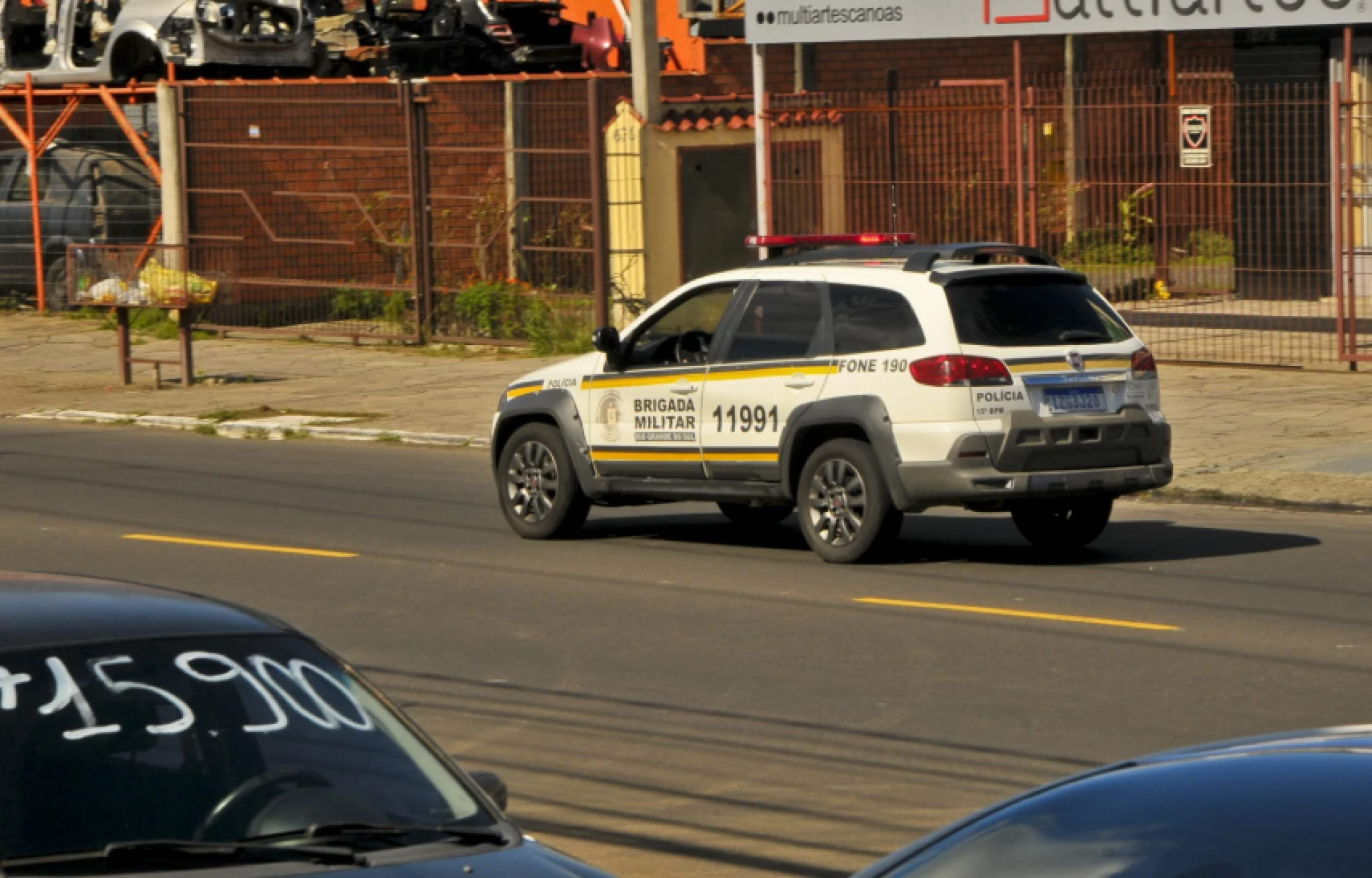 Homem ferido a tiros dirige até hospital em busca de socorro