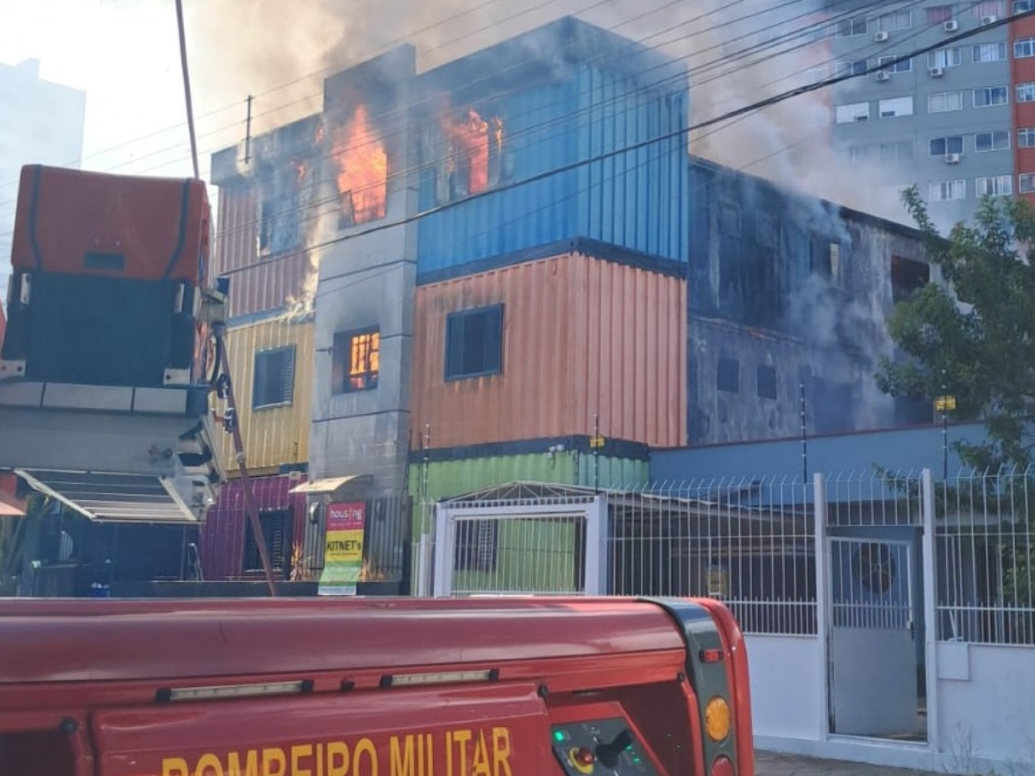 Condomínio em contêineres pegou fogo na tarde deste sábado em Porto Alegre | abc+