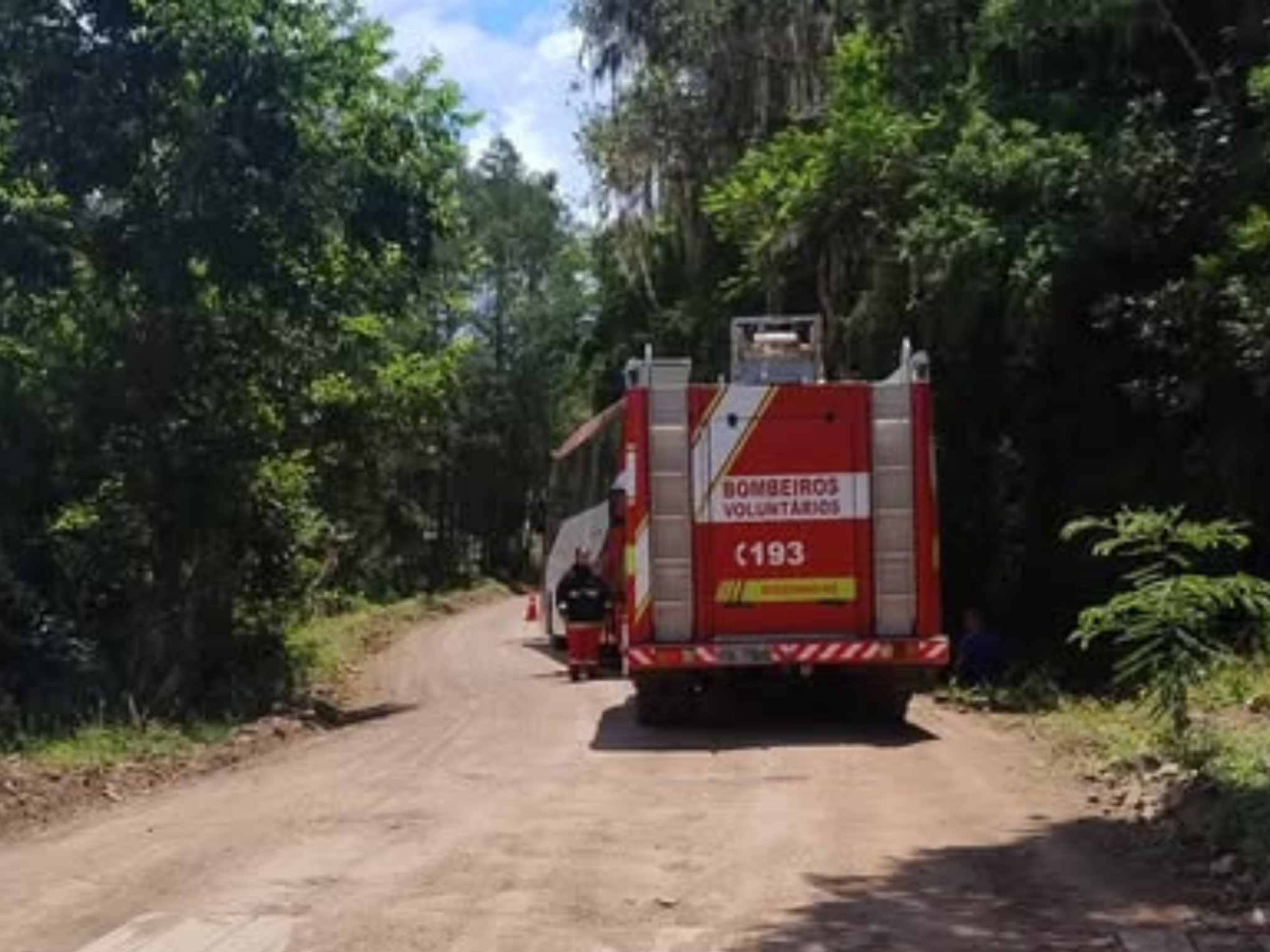 Ônibus de turismo com 42 passageiros tomba a caminho de cascata do Vale do Paranhana