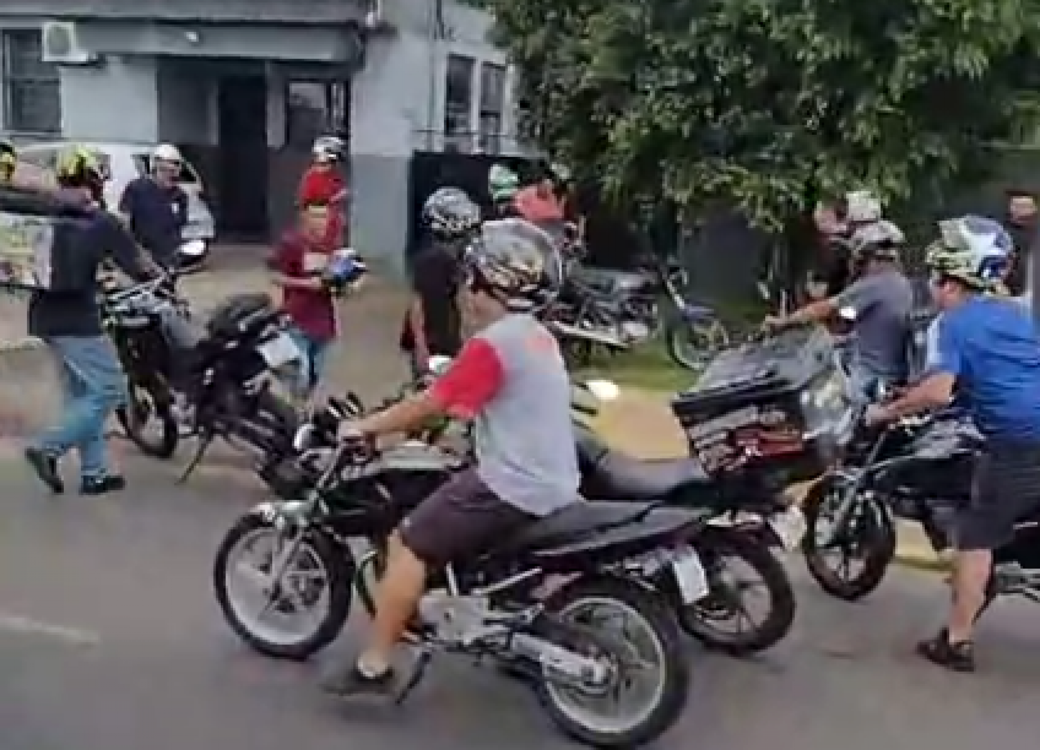 Motoboys protestam em frente a delegacia após morte de colega; Sindicato dos Motociclistas se manifesta: "Precisamos dar um basta"