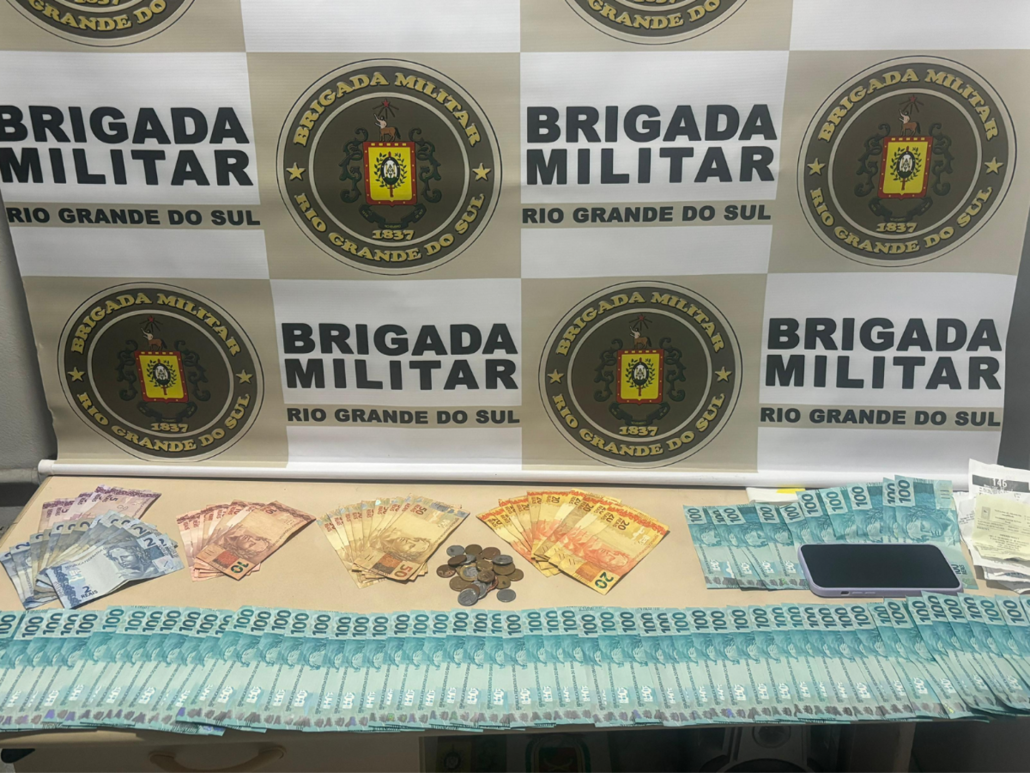 Mulher é presa com mais de R$ 7 mil em notas falsas no Vale do Sinos