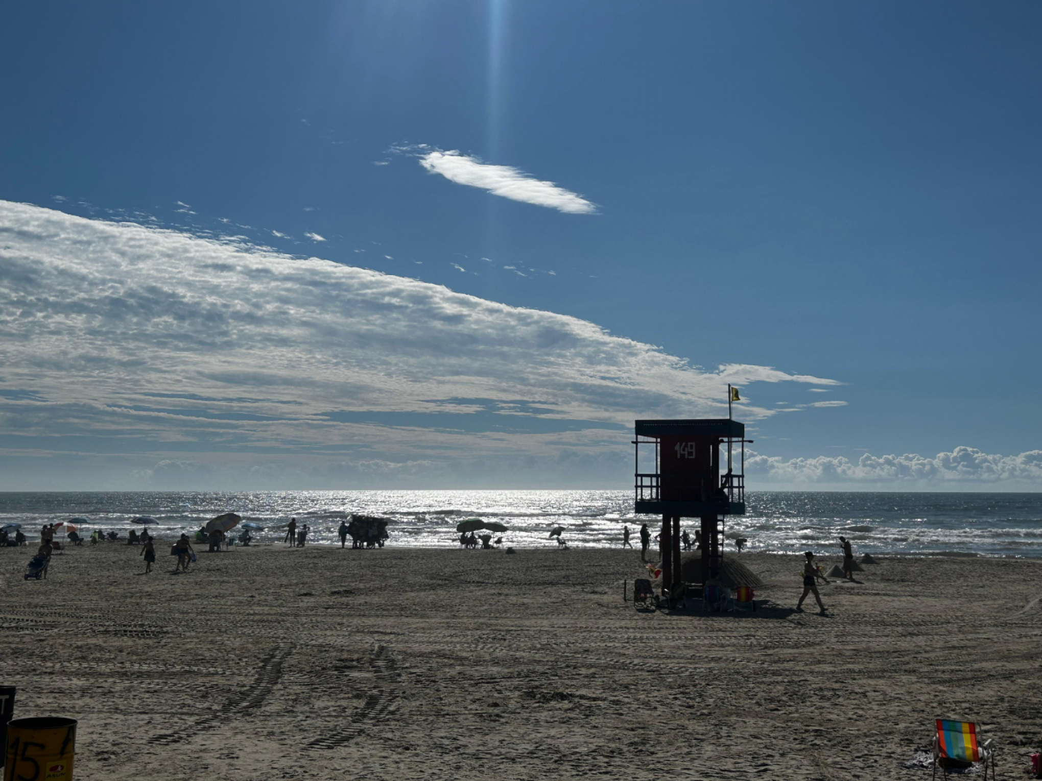 Assim como no final de semana, o mar segue limpo, com bandeira amarela e tranquilo, já que não há vento, em Tramandaí | abc+