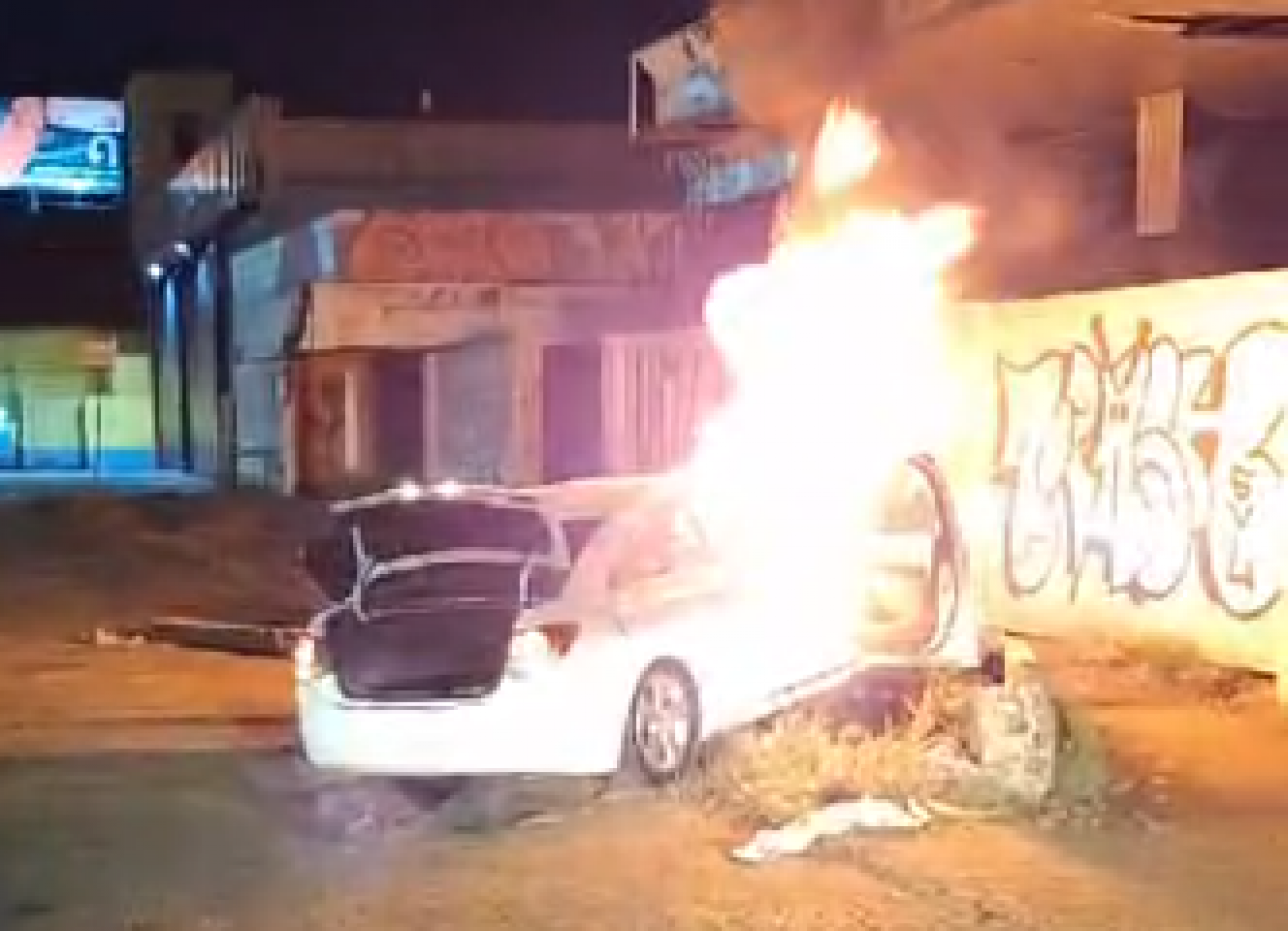 Perseguição policial termina em chamas: Carro colide contra muro e pega fogo após fugir de Estância Velha a Canoas