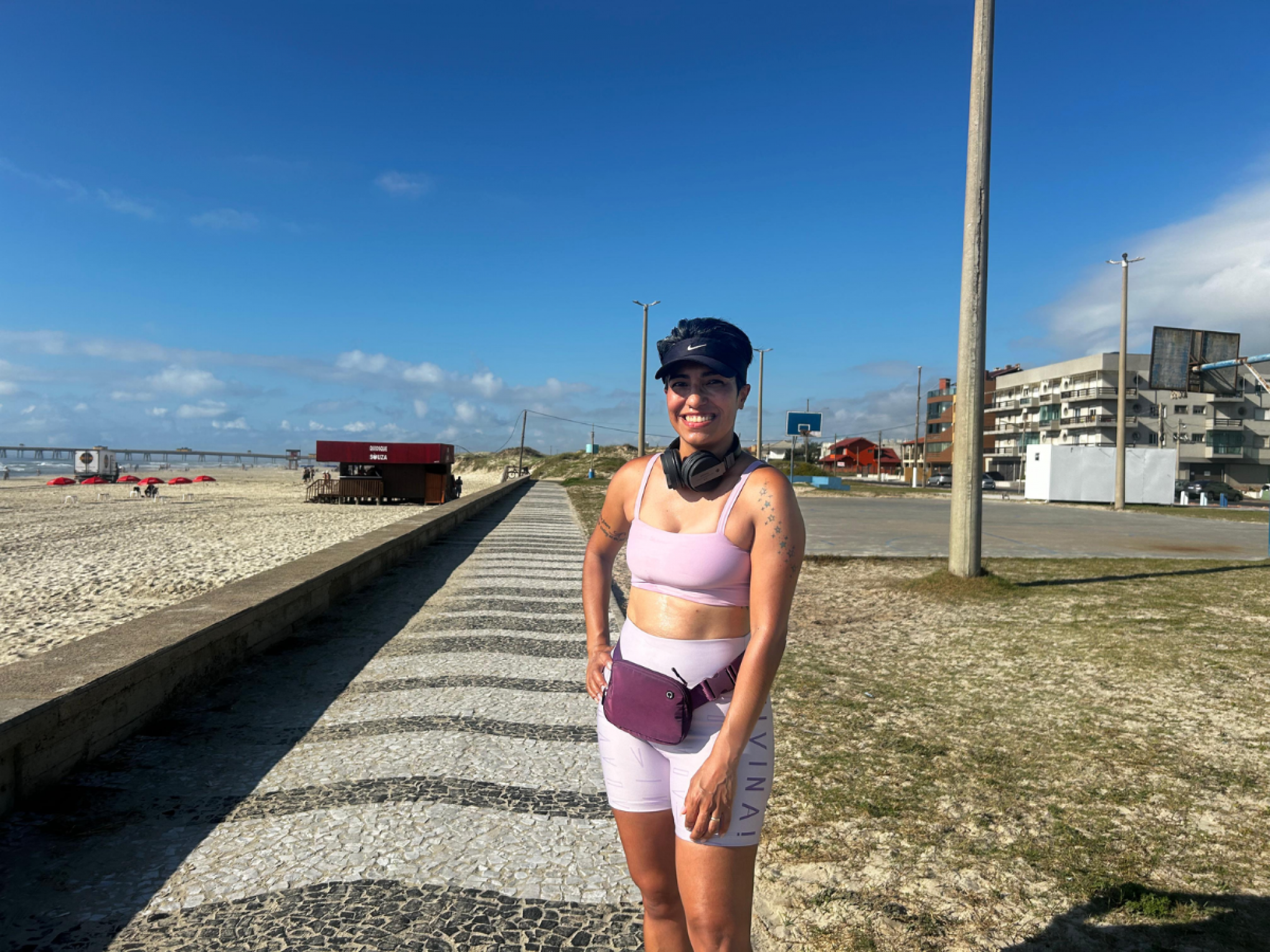 Moradora de Tramandaí, Roseana Pinto sentiu o impacto do calorão desta quarta-feira durante caminhada na praia | abc+