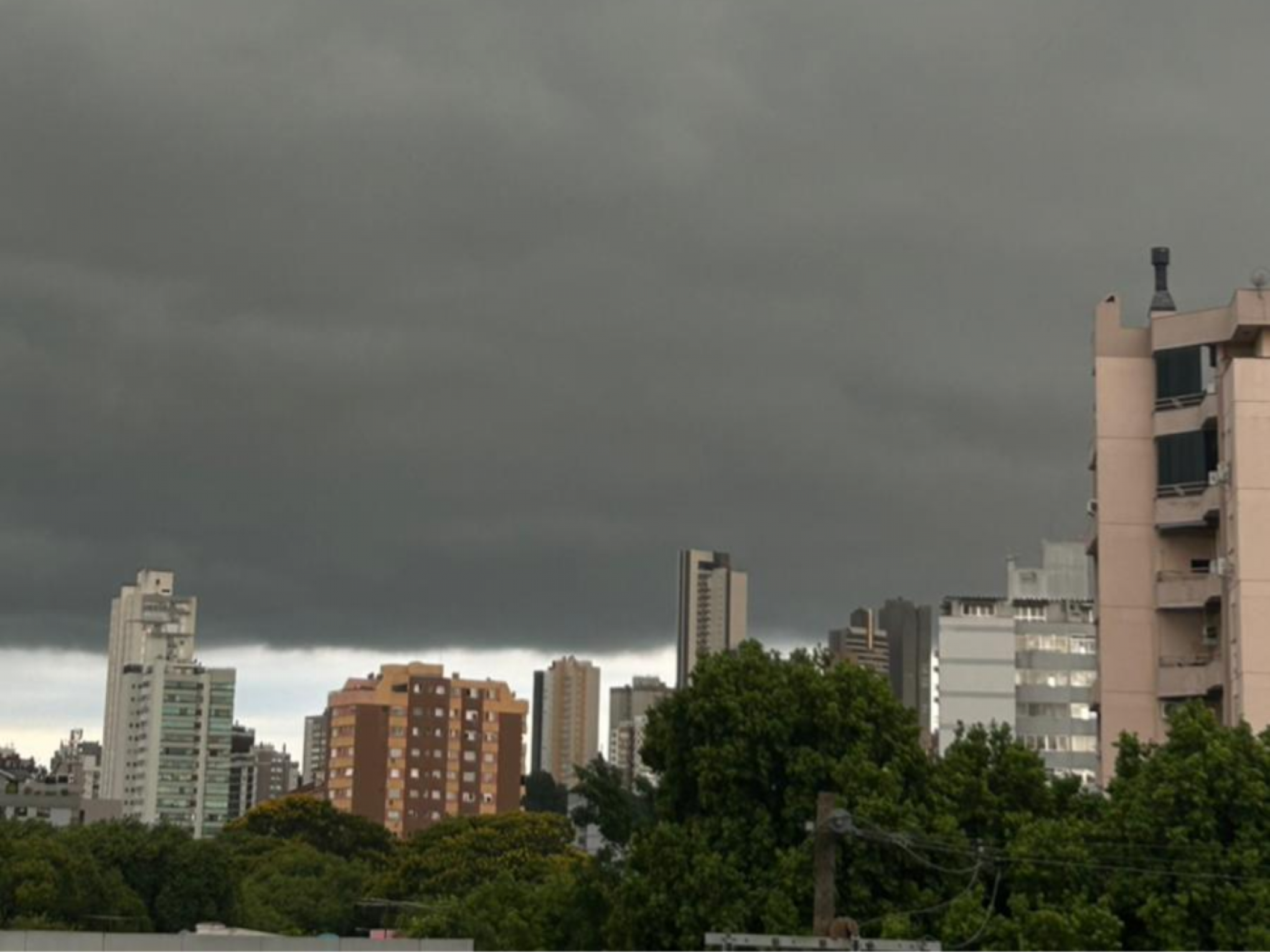 Calor intenso e tempestade surpreendem o RS nesta quinta-feira; Inmet emite alerta