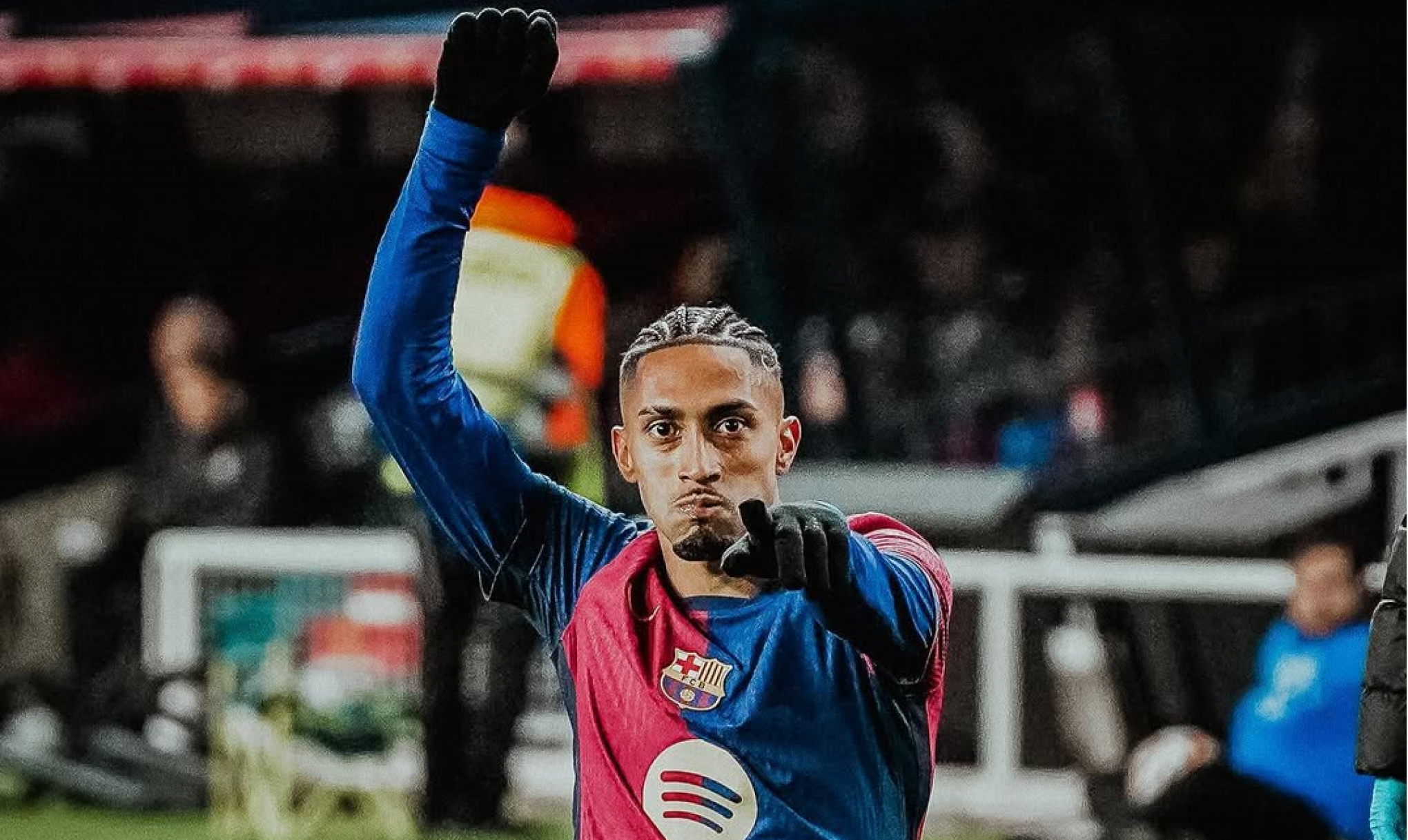 Raphinha festeja boa fase no Barcelona e mira alto: "Quero ganhar e tatuar a Liga dos Campeões"
