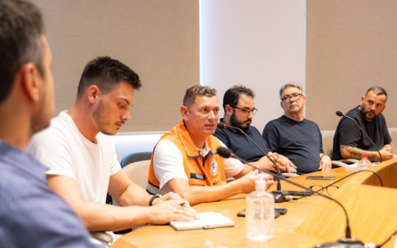 Vanderlei Marcos, ao centro, com colete da Defesa Civil, quer integração entre secretarias visando atendimento à população 