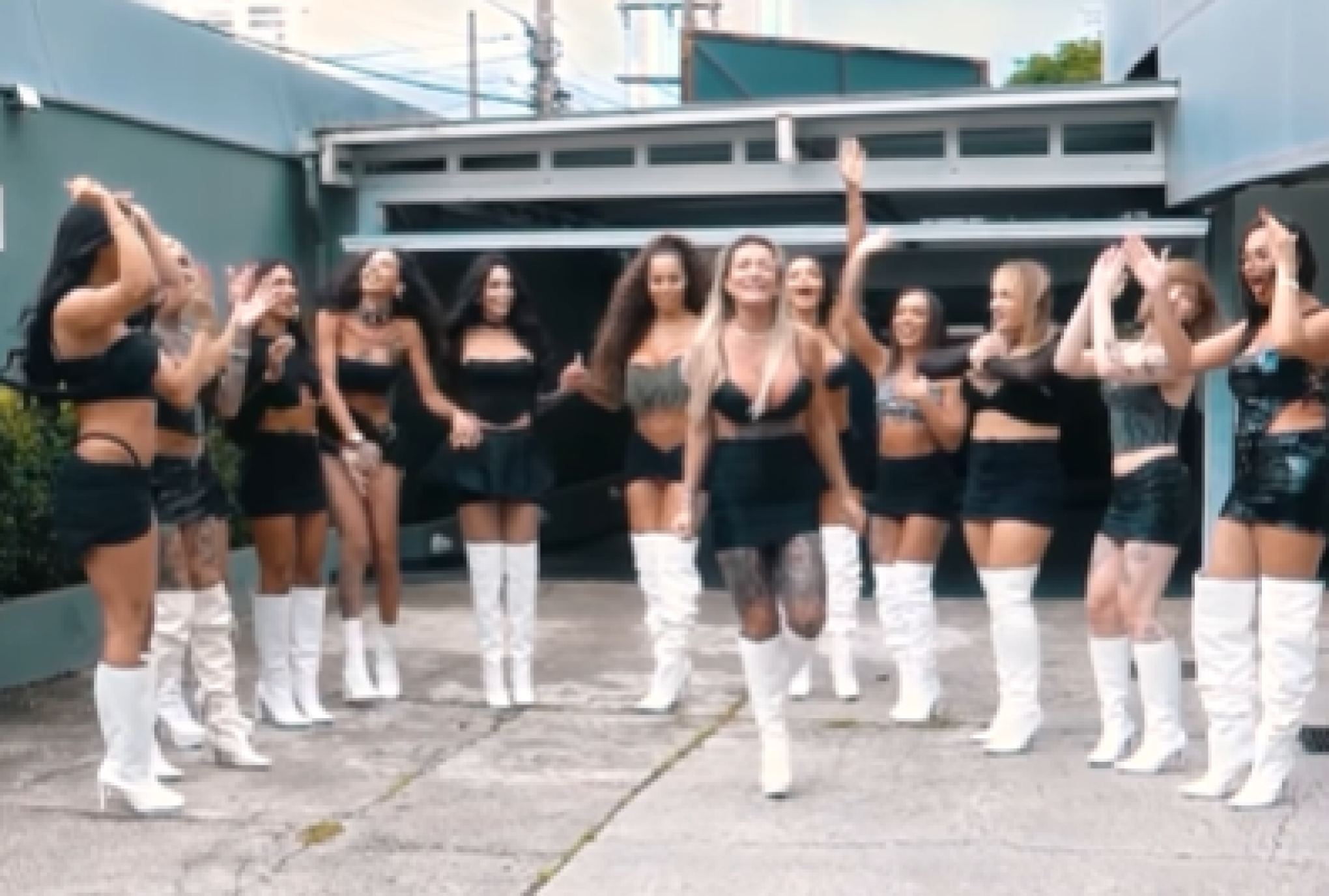 "Compartilhei a vontade de abrir minha igreja durante gravação de conteúdo adulto", diz Andressa Urach sobre anúncio de mulheres trans para obreiras