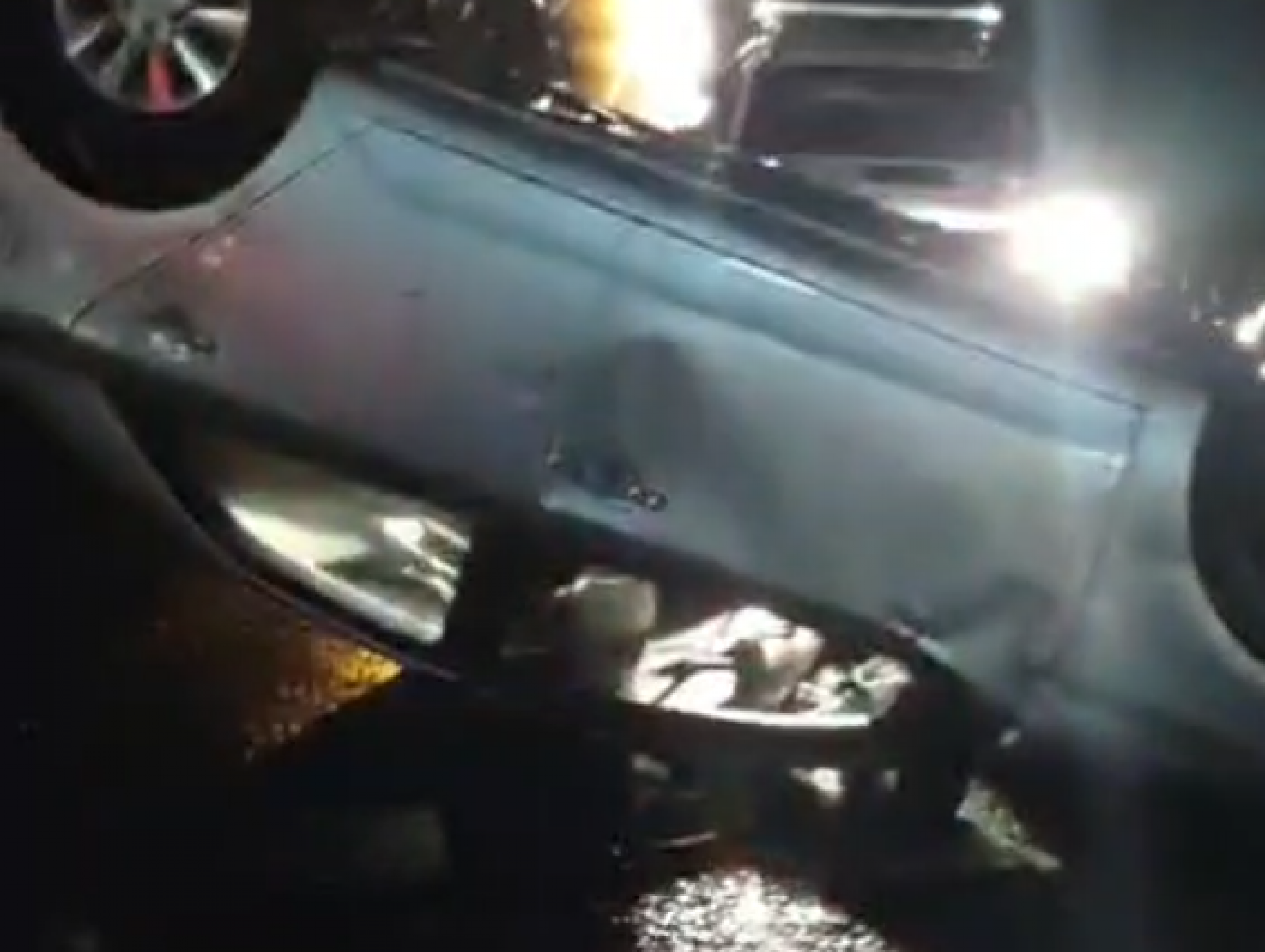 Carro capota após colidir com veículo estacionado em Estância Velha e motorista foge
