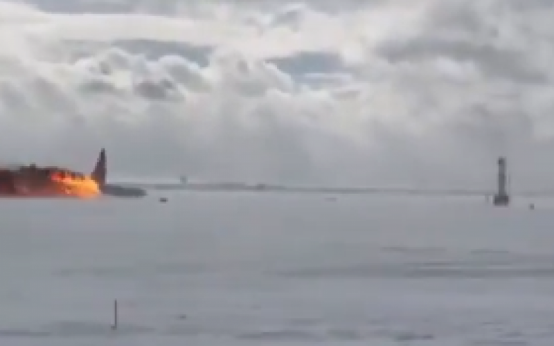 Avião capota durante pouso em Toronto, no Canadá | abc+