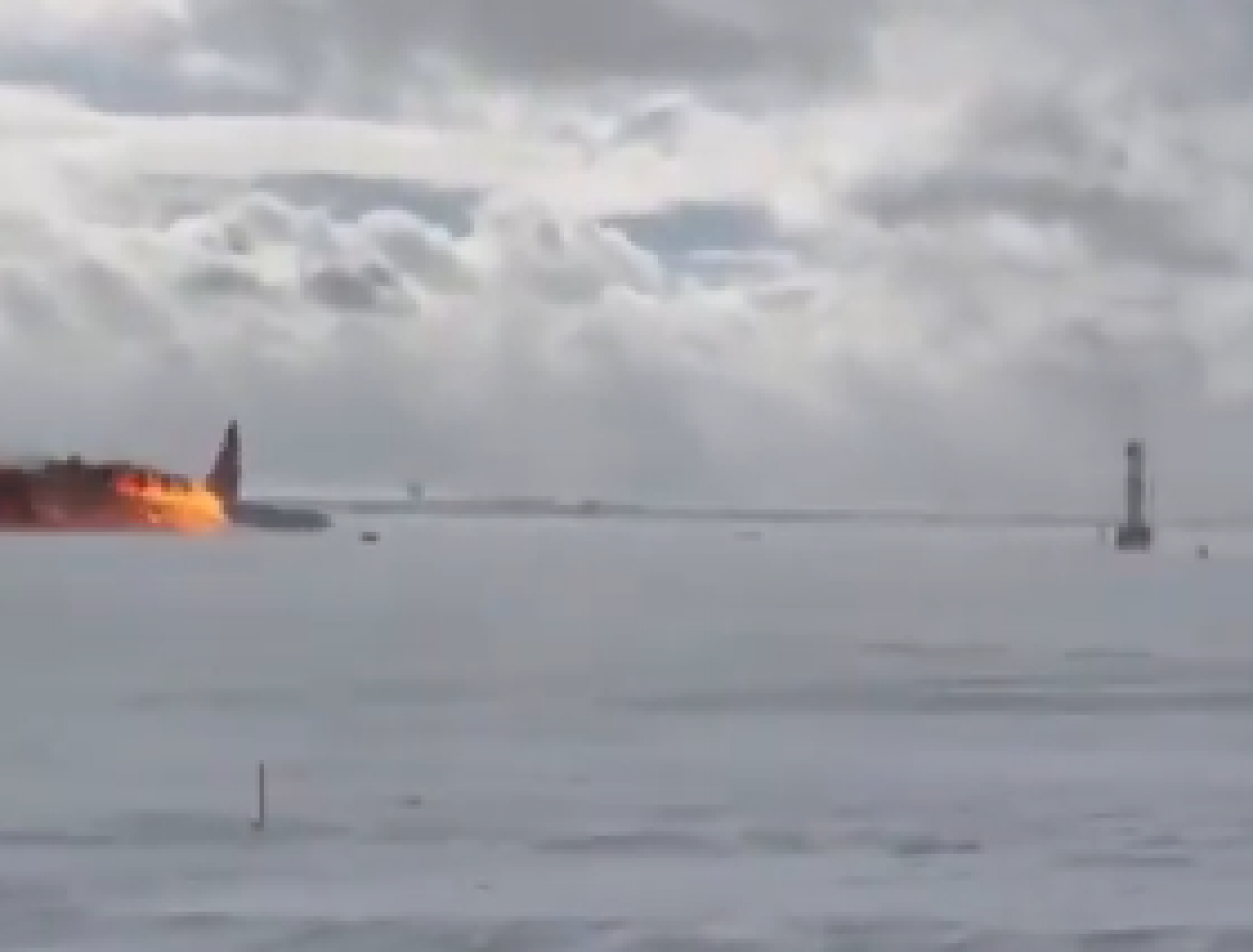 VÍDEO: Veja momento em que avião capota ao pousar no Canadá