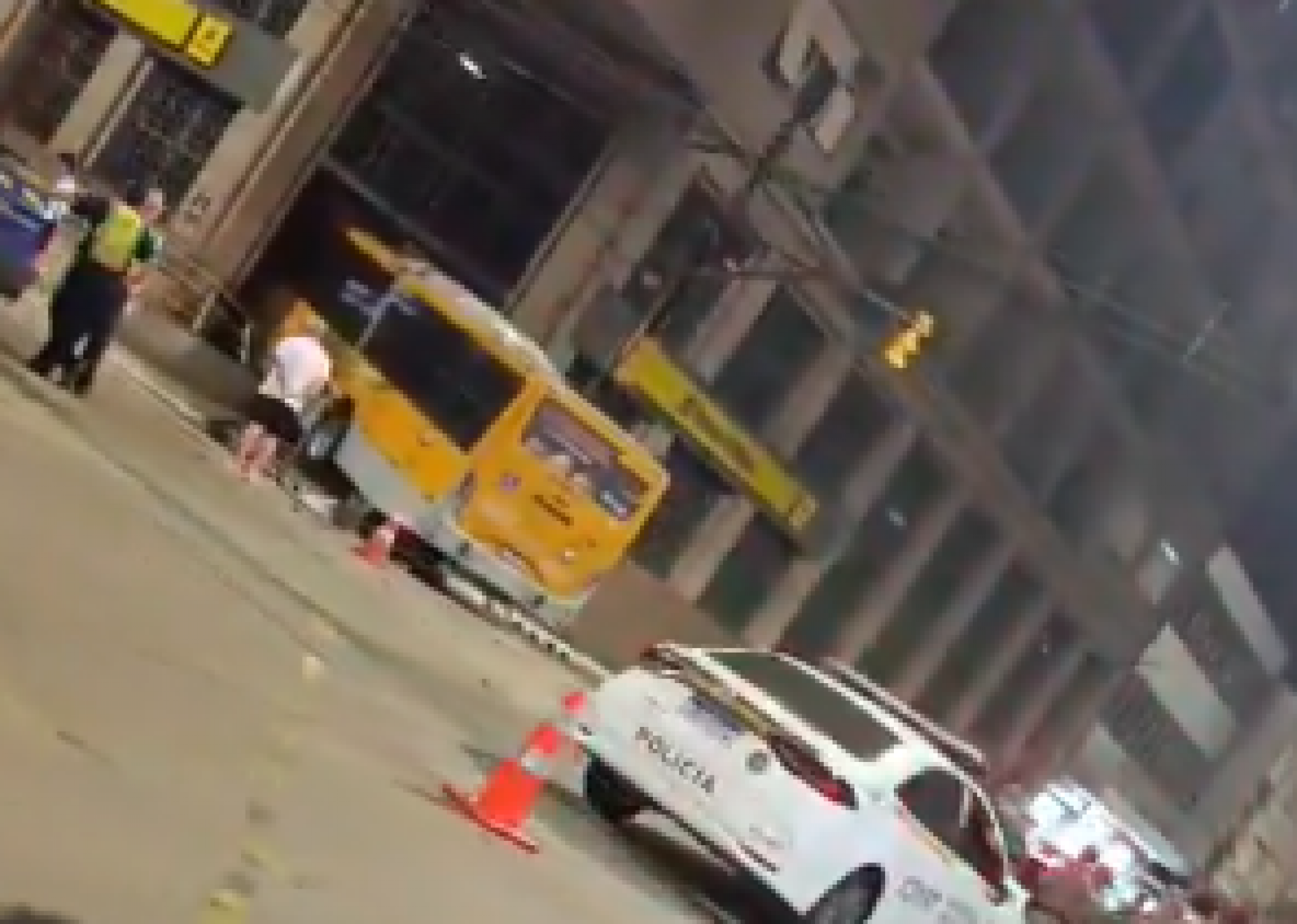 VÍDEO: Ônibus invade calçada e atinge agência bancária no RS