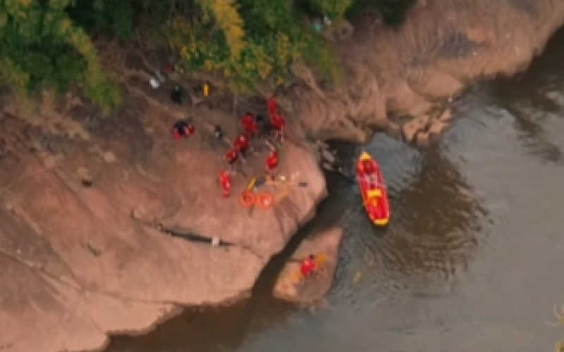 Bombeiros fizeram buscas e encontraram o corpo do homem que desapareceu após mergulhar no Rio Paranhana | abc+