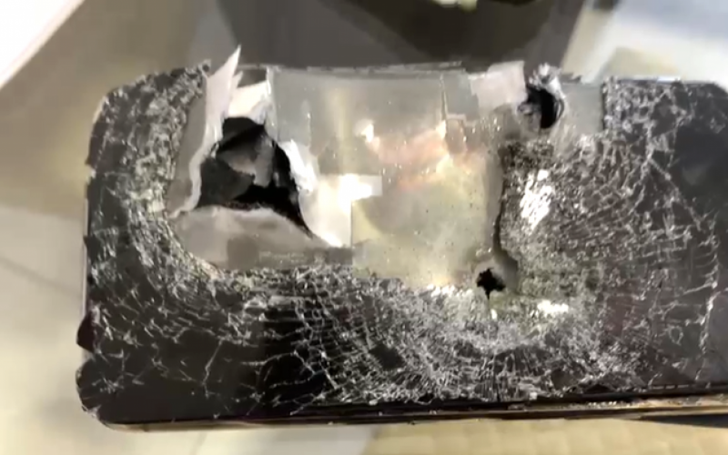 Aparelho celular acabou atingido por três tiros no momento da batida policial, na manhã desta quinta-feira (6), na Zona Norte de Porto Alegre 