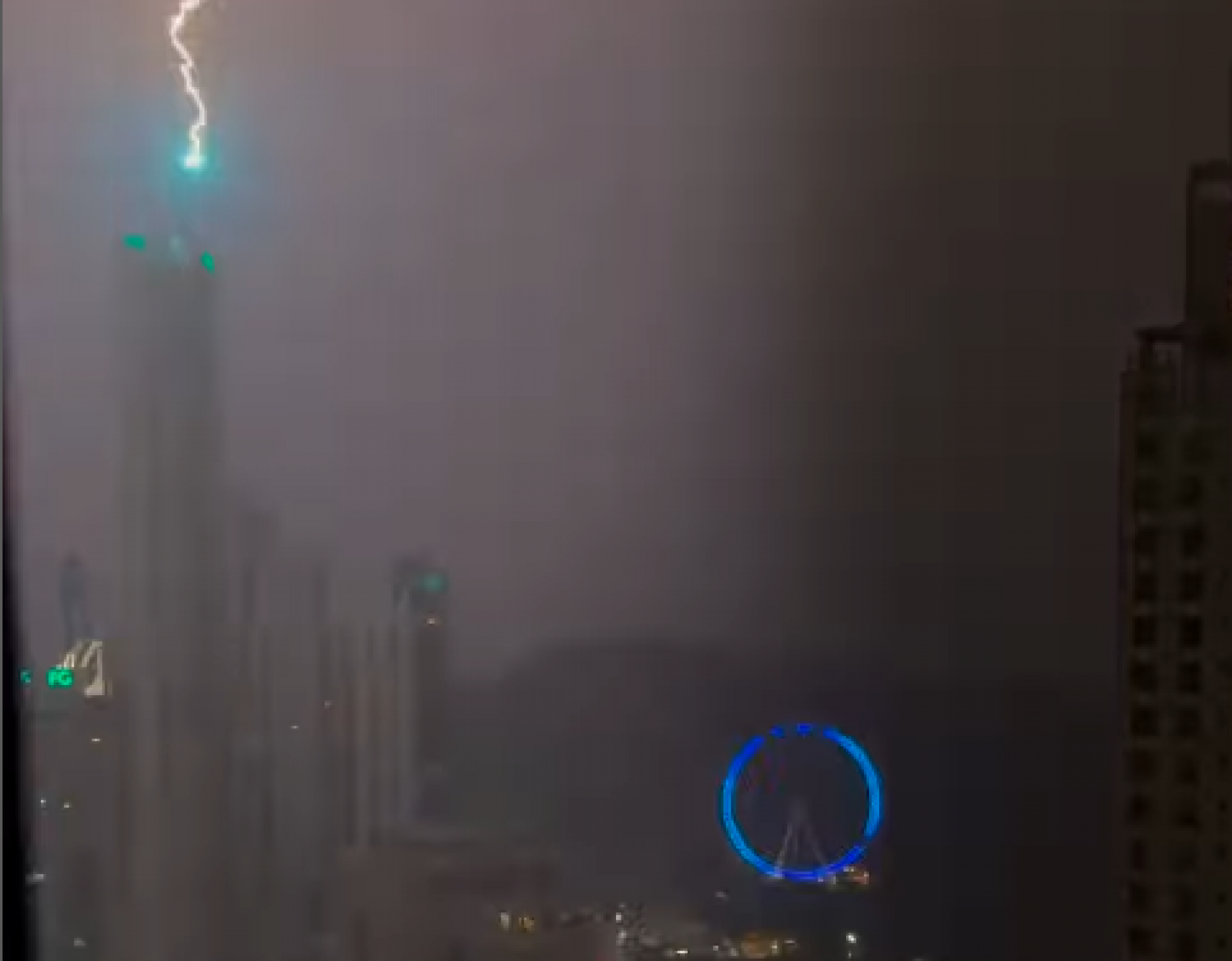 VÍDEO: Raio atinge um dos maiores prédios do Brasil durante tempestade em Balneário Camboriú