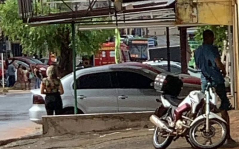 Carro atingido por fio de alta tensão | abc+