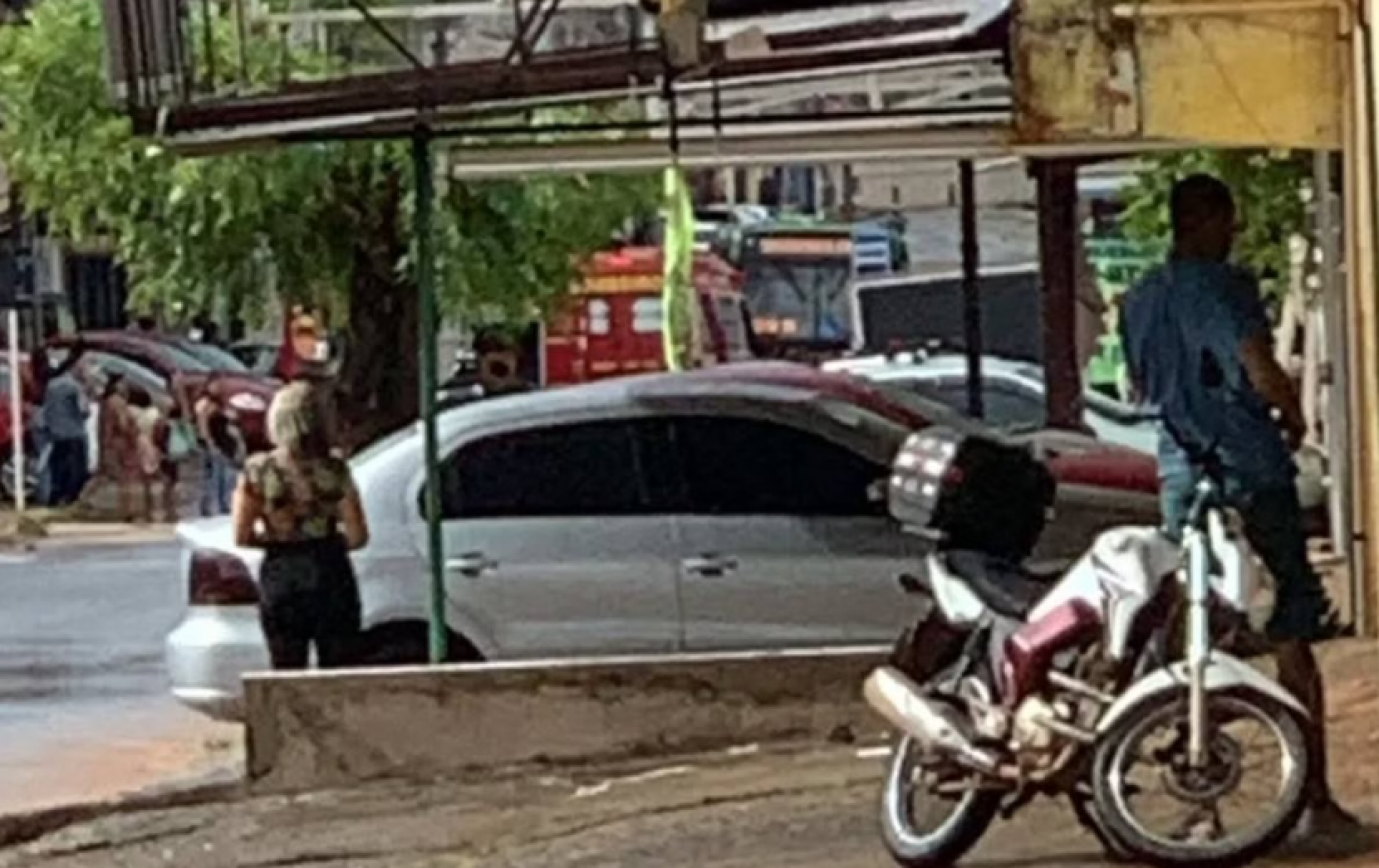 Menino de 10 anos morre ao tocar em carro energizado por fio de alta tensão