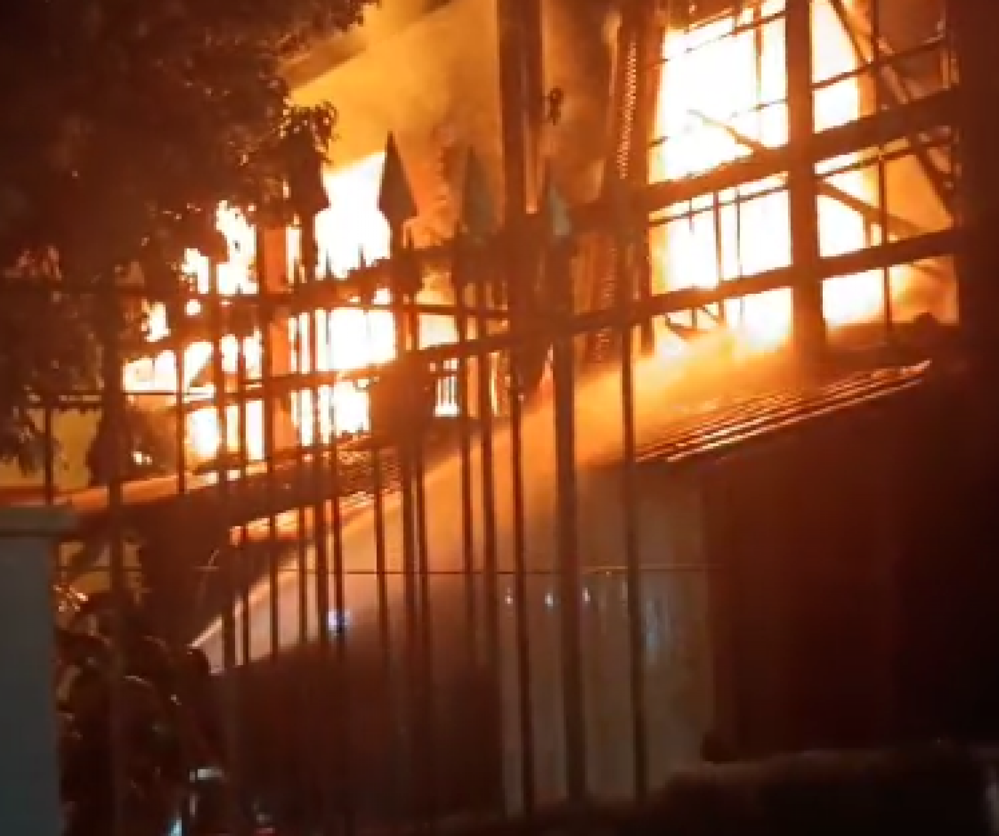 Incêndio de grandes proporções atinge casa em São Leopoldo