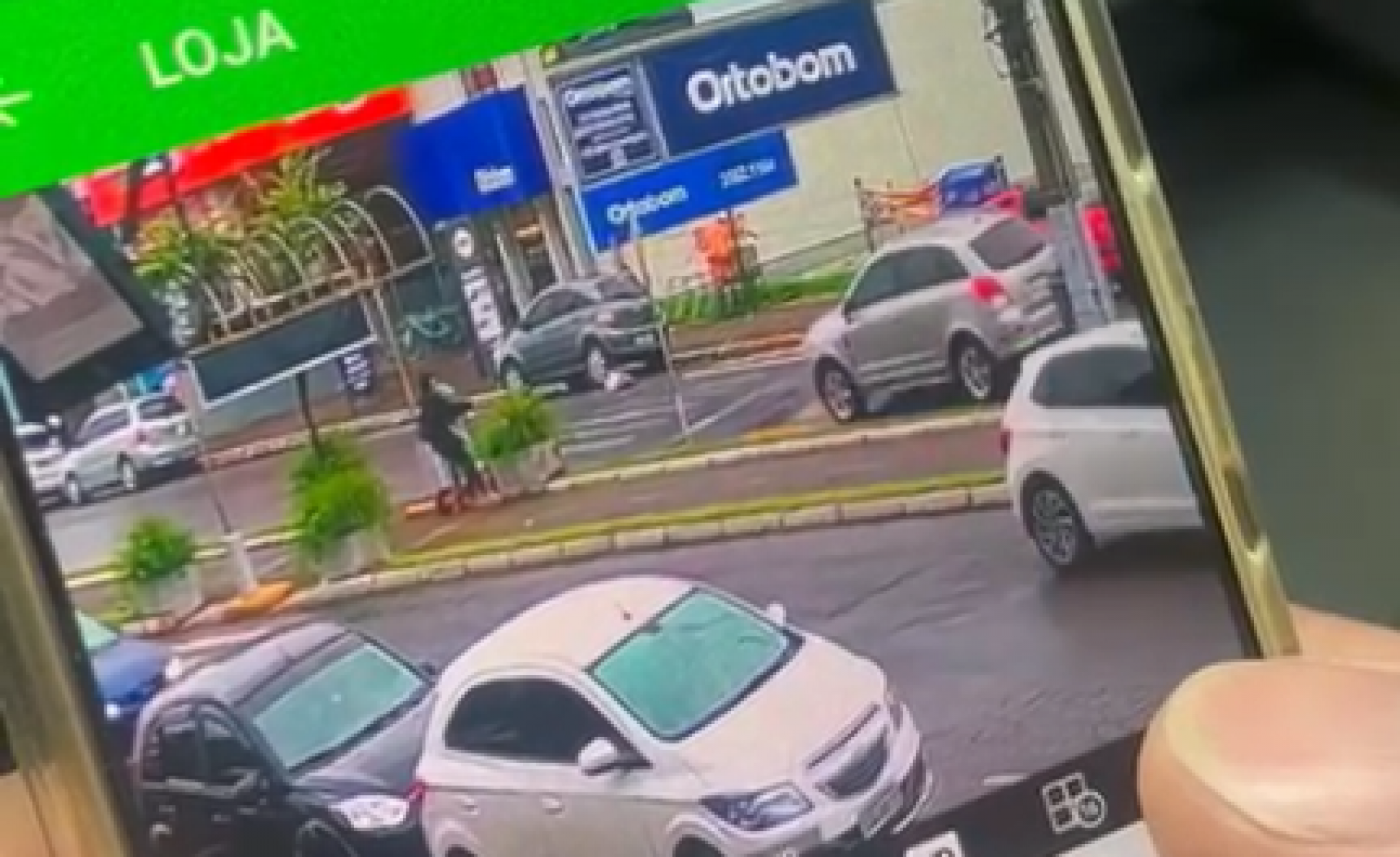 VÍDEO: De patinete, mãe e filho são atropelados no Vale do Sinos