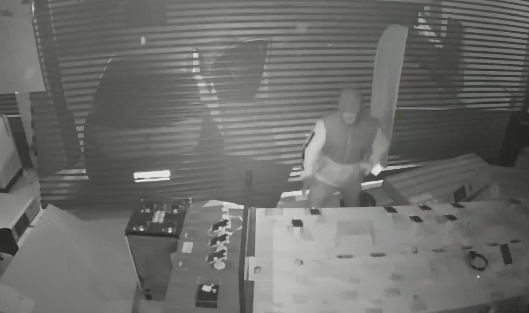 VÍDEO: Assaltantes invadem loja e levam R$ 100 mil em produtos durante a madrugada