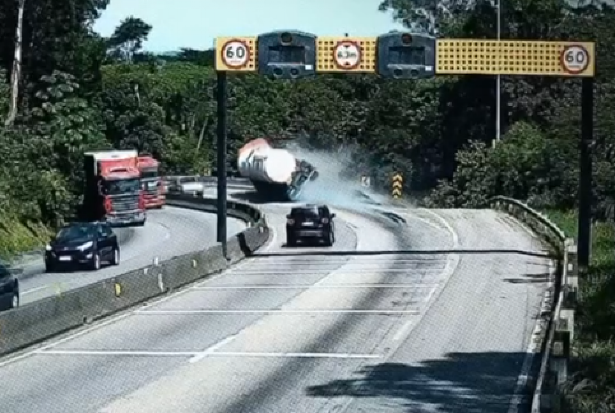 VÍDEO: Novas imagens mostram qual era a velocidade de caminhão que explodiu na BR-101