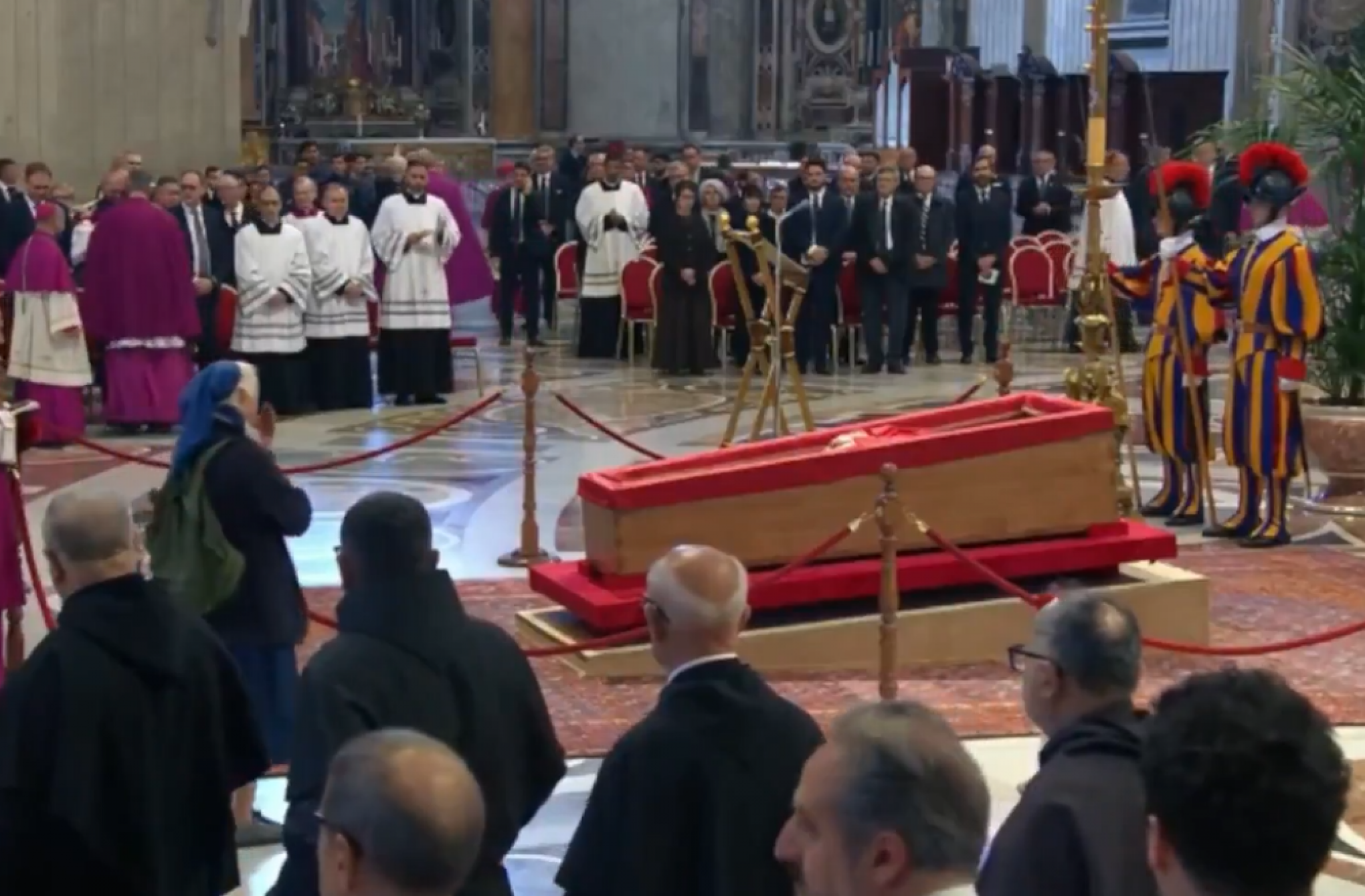VÍDEO: Freira quebra regra e se aproxima de papa Francisco durante velório