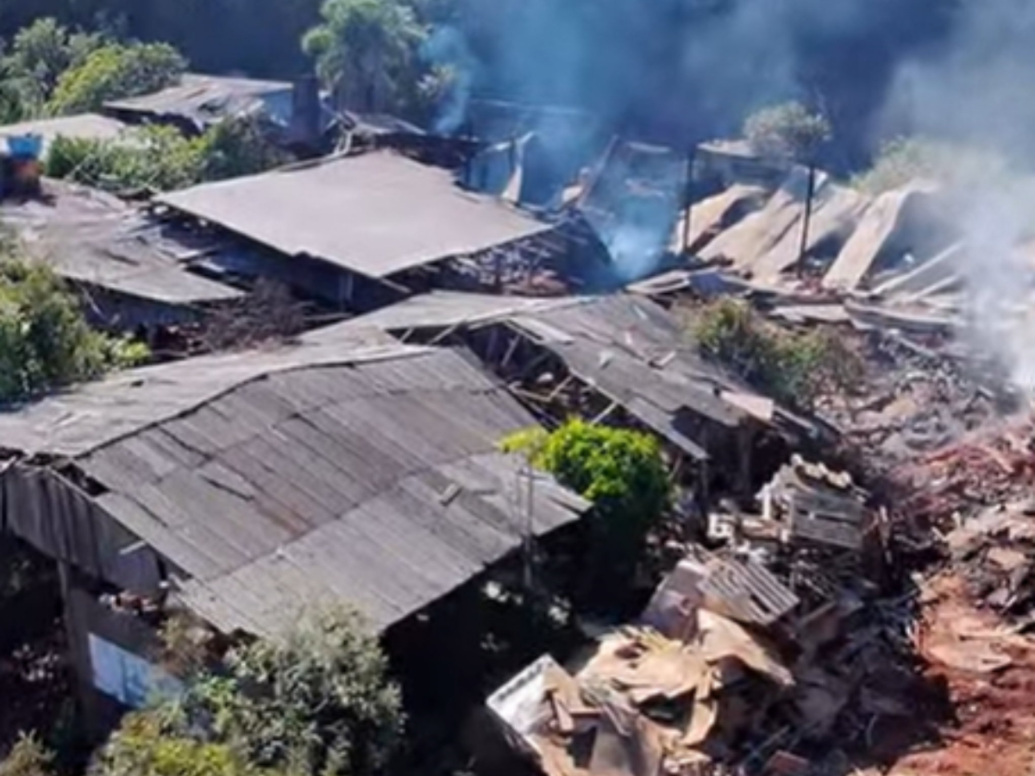 VÍDEO: Grave incêndio destrói empresa de cerâmica na região