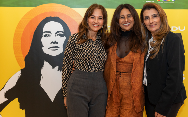 A presidente e a diretora de eventos da Gramadotur, Rosa Helena Volk e Tatiana Ferreira, com a atriz Dira Paes, homenageada do 27º Festival de Cinema Brasileiro de Paris, durante a Mostra Gramado