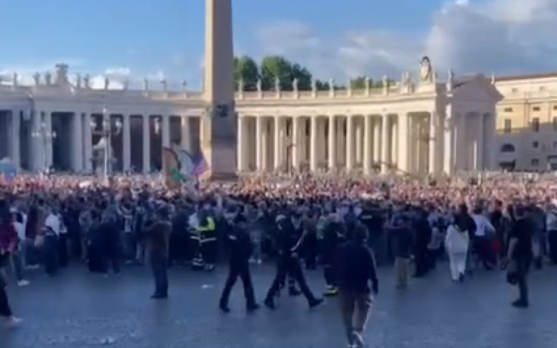 VÍDEO: Veja reação do público no momento em que Igreja Católica elege novo papa