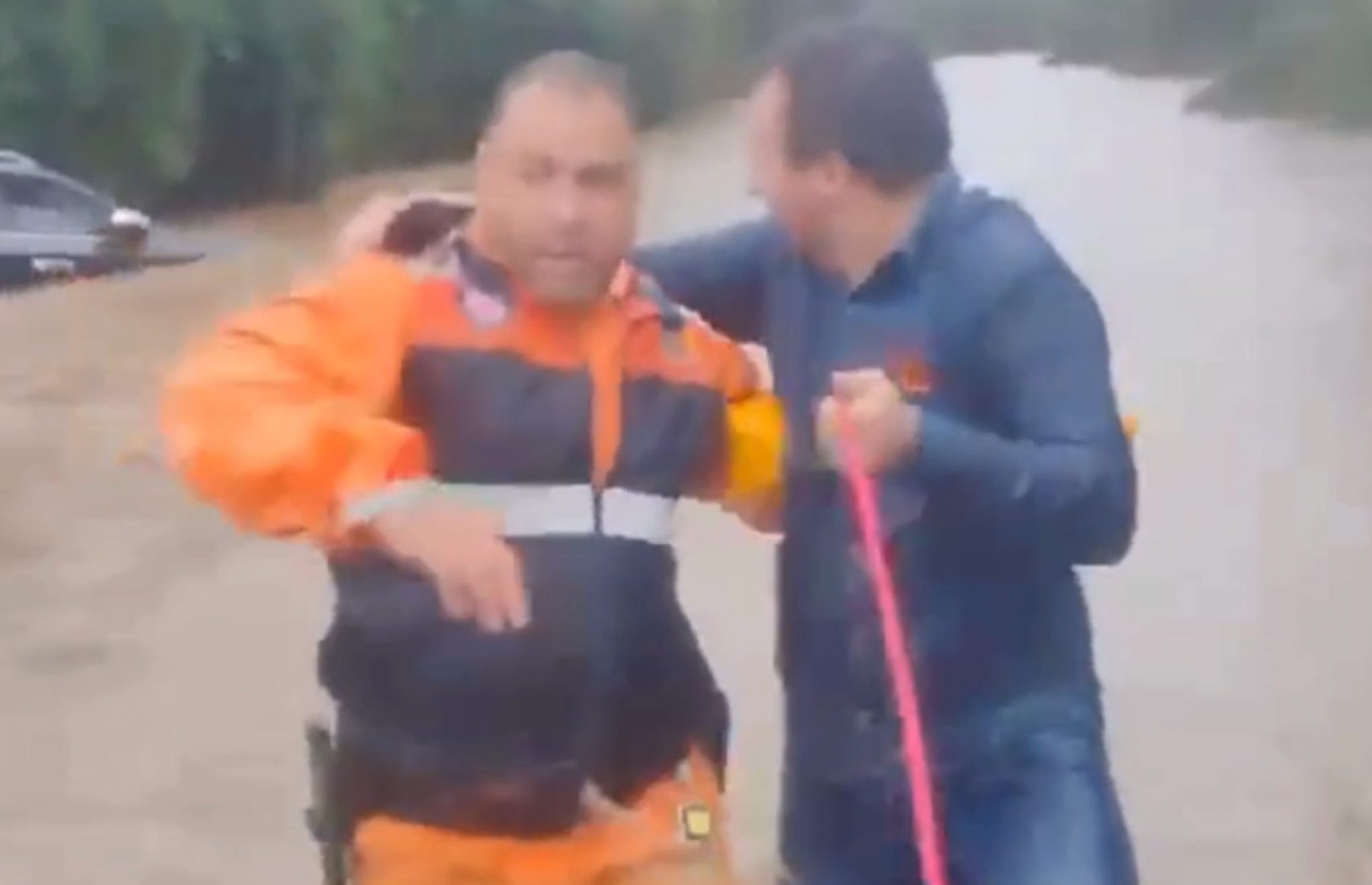 VÍDEO: Confira momento em que homem ilhado é resgatado no interior do RS