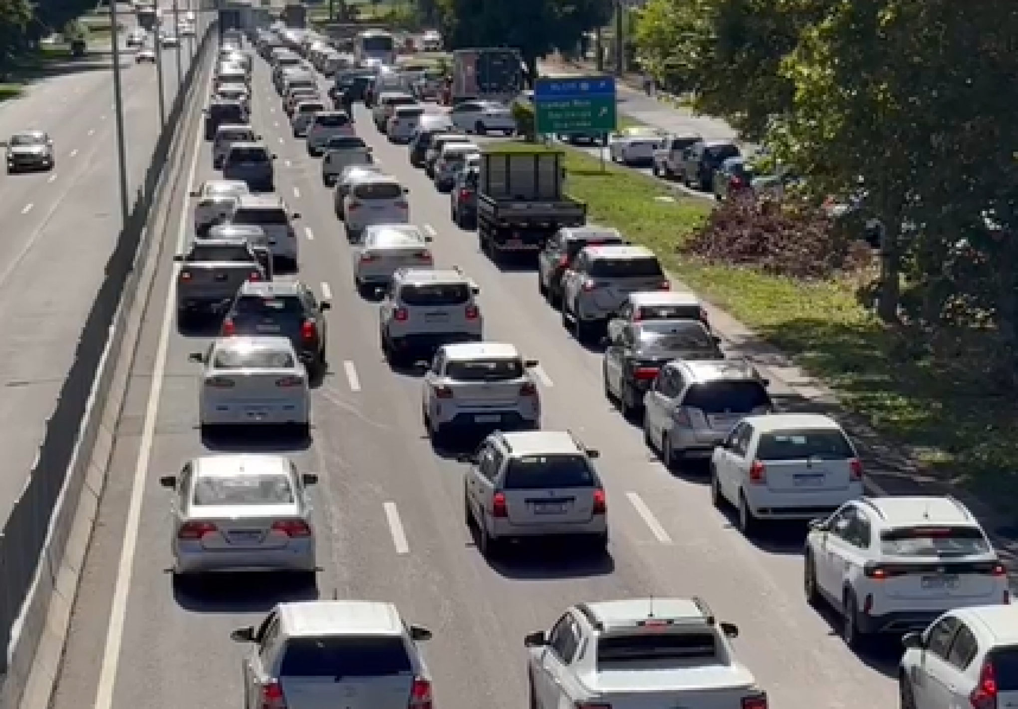 Trecho da BR-116, em Novo Hamburgo, registra congestionamento neste sábado | abc+