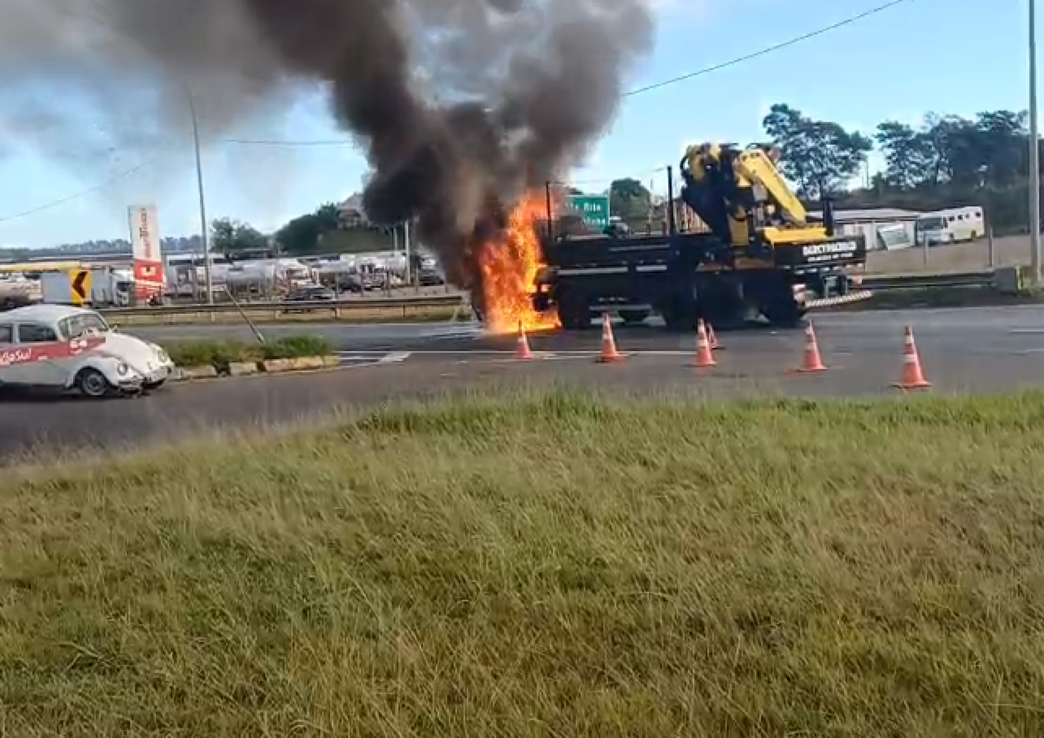 VÍDEO: Caminhão pega fogo e causa bloqueio na BR-386