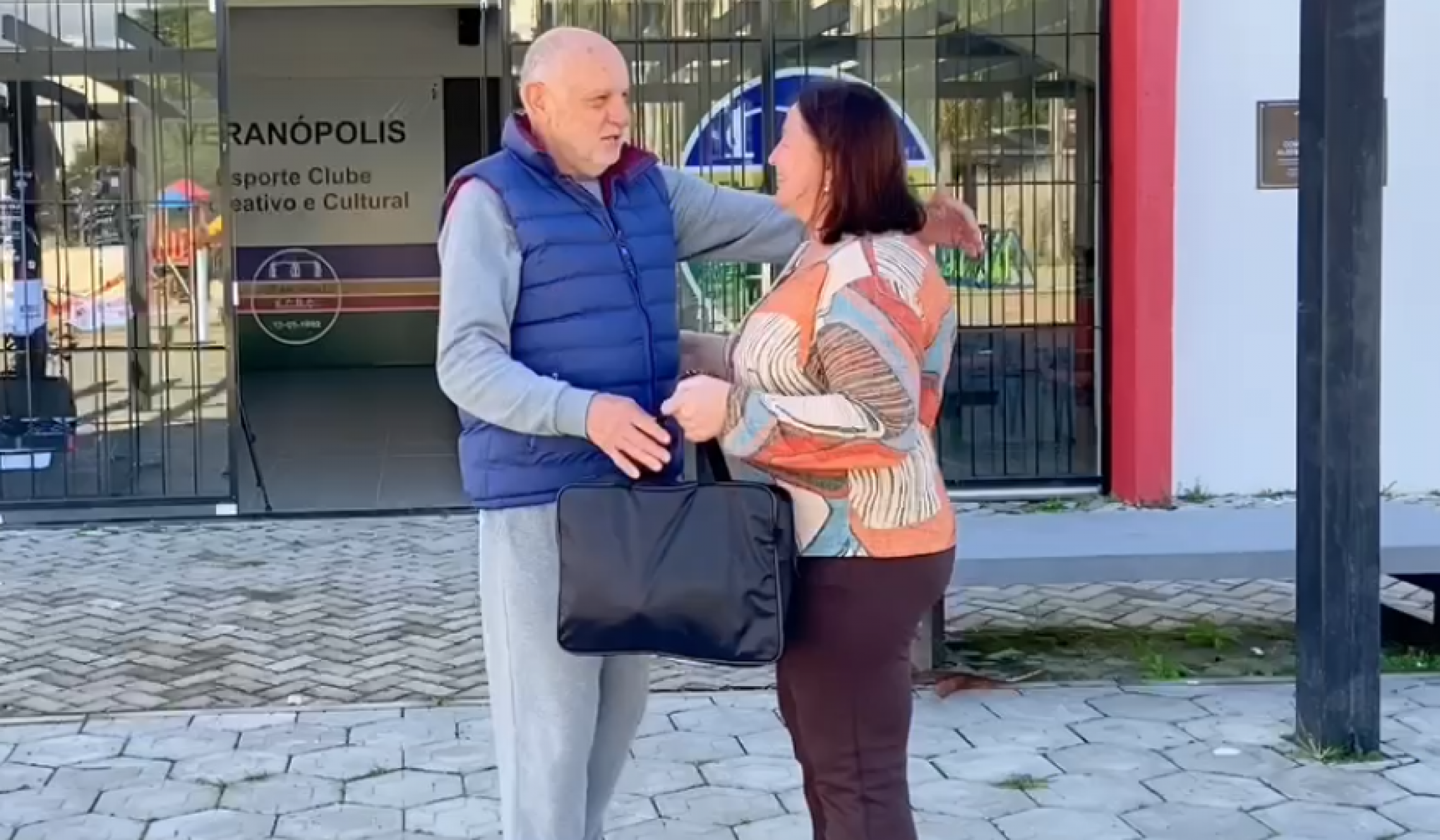 Maria do Carmo devolveu mala para Albino Marin no hospital, onde ele foi parar após passar mal pelo sumiço dos pertences | abc+