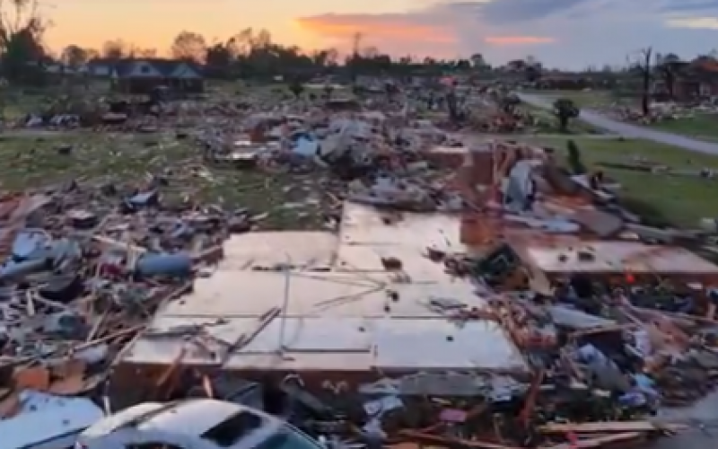Imagens mostram London destruída após passagem de tornados nos EUA | abc+