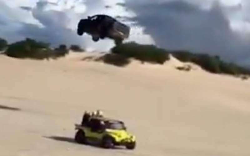Veja o momento em que carro voa por cima de buggy no Ceará | abc+