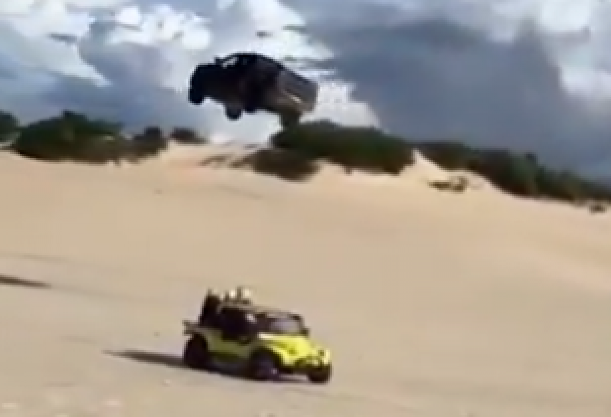 VÍDEO: Veja o momento em que carro voa por cima de buggy no Ceará