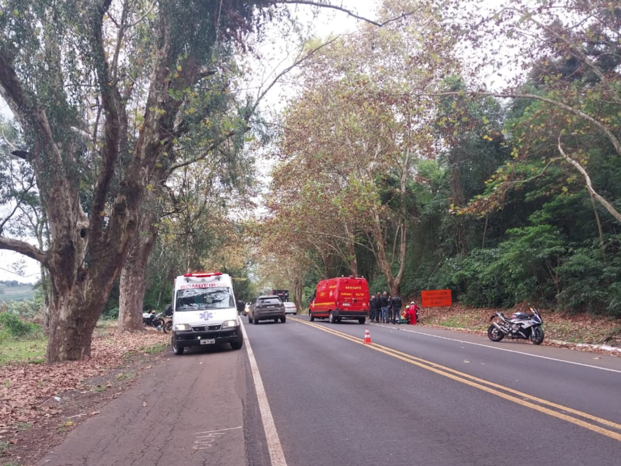 BR-116: Colisão entre três motos em uma reta da rodovia deixa feridos no trecho de Morro Reuter