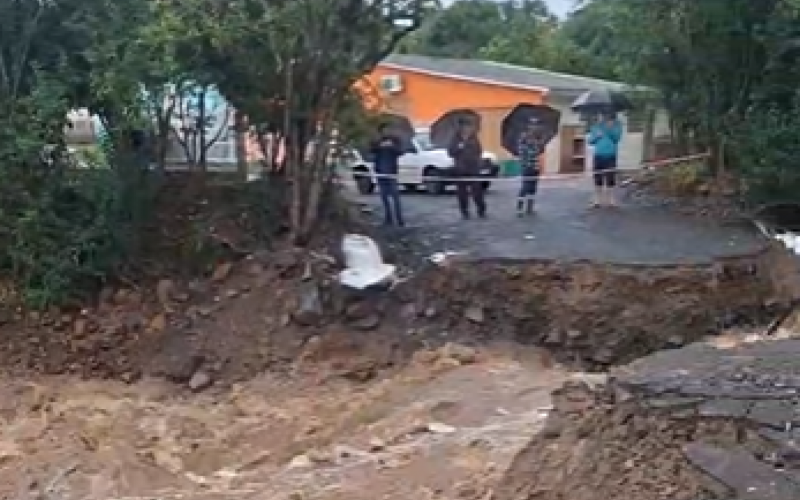 Chuva volumosa derruba estrutura de travessia e 1,2 mil moradores são afetados em cidade do RS | abc+