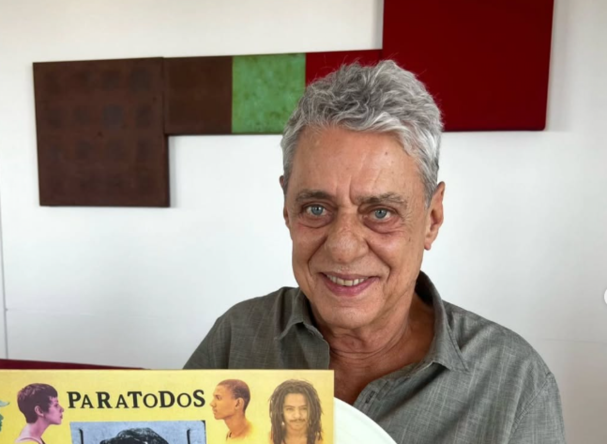 Chico Buarque recebe alta e volta para casa após cirurgia no crânio
