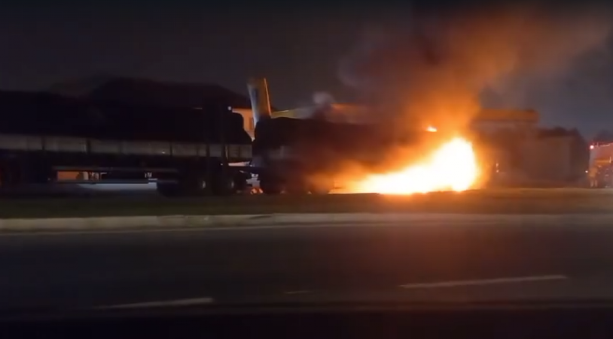 VÍDEO: Caminhão pega fogo na RSC-287