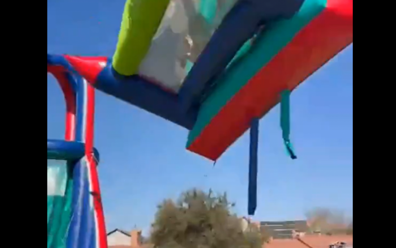 Castelo inflável foi lançado a uma altura de 12 metros de altura antes das crianças caírem | abc+