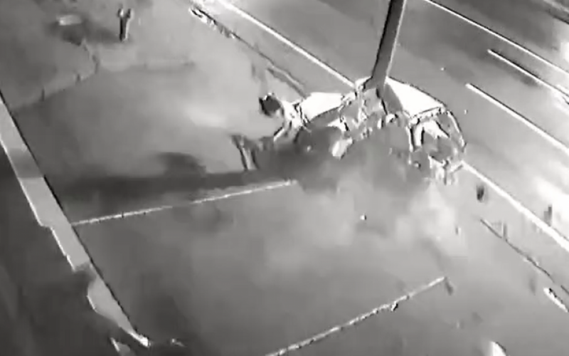 Imagens mostram momento em que carro bate em poste na BR-116; motorista morreu e passageira ficou ferida | abc+