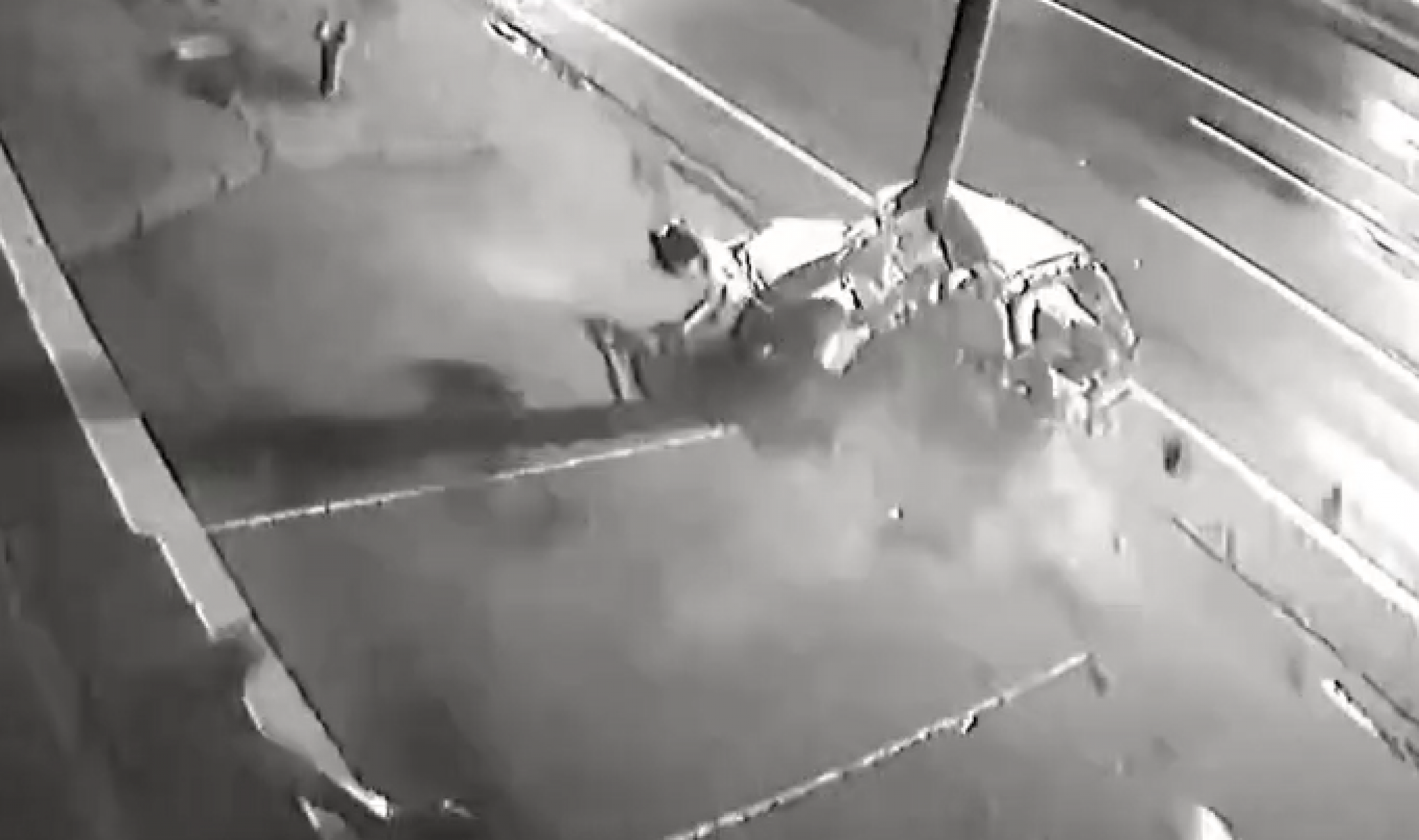 VÍDEO: Imagens mostram momento em que carro bate em poste na BR-116; motorista morreu e passageira ficou ferida