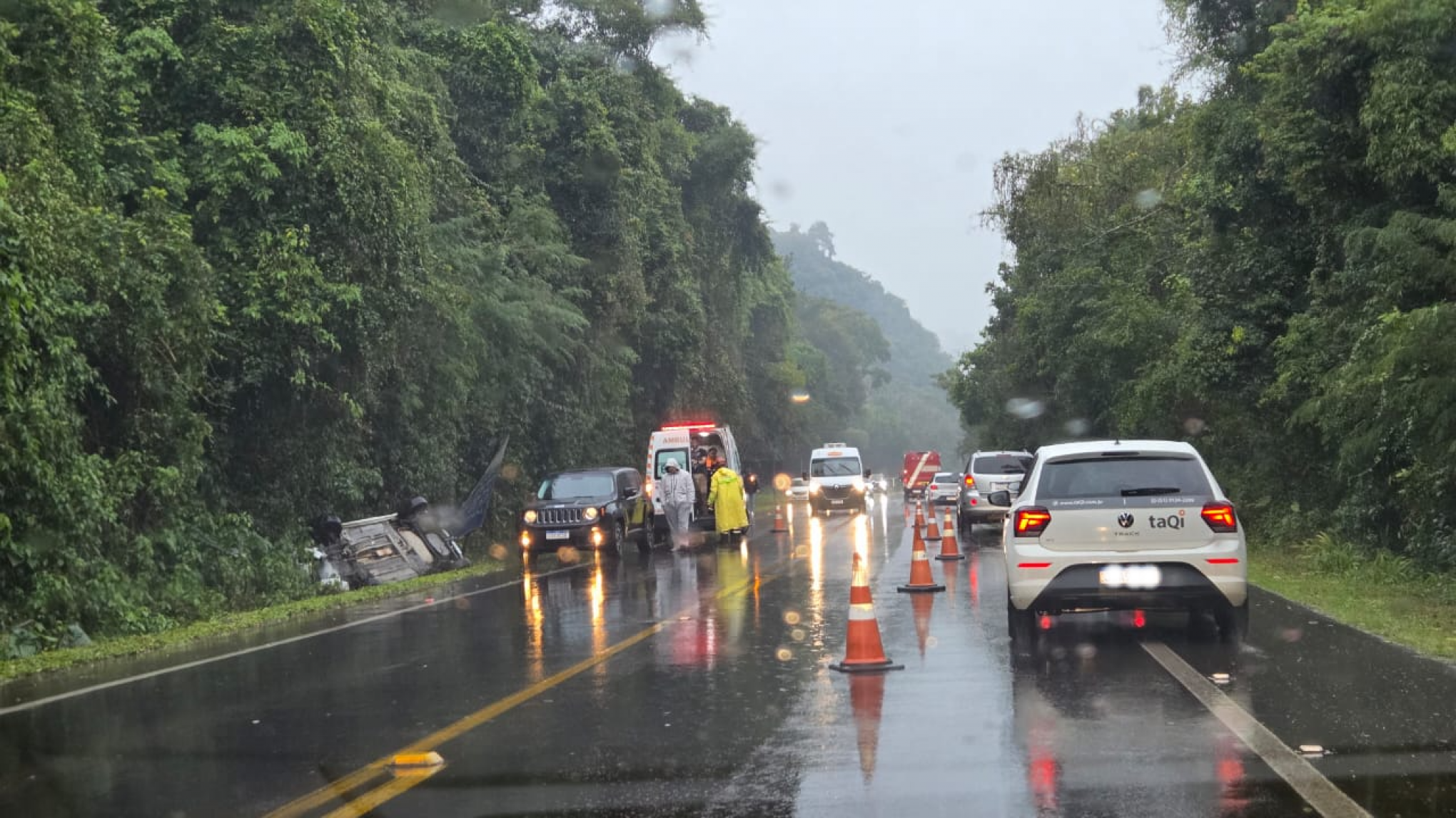 VÍDEO: Após saída de pista, carro fica capotado em vala lateral de rodovia da região