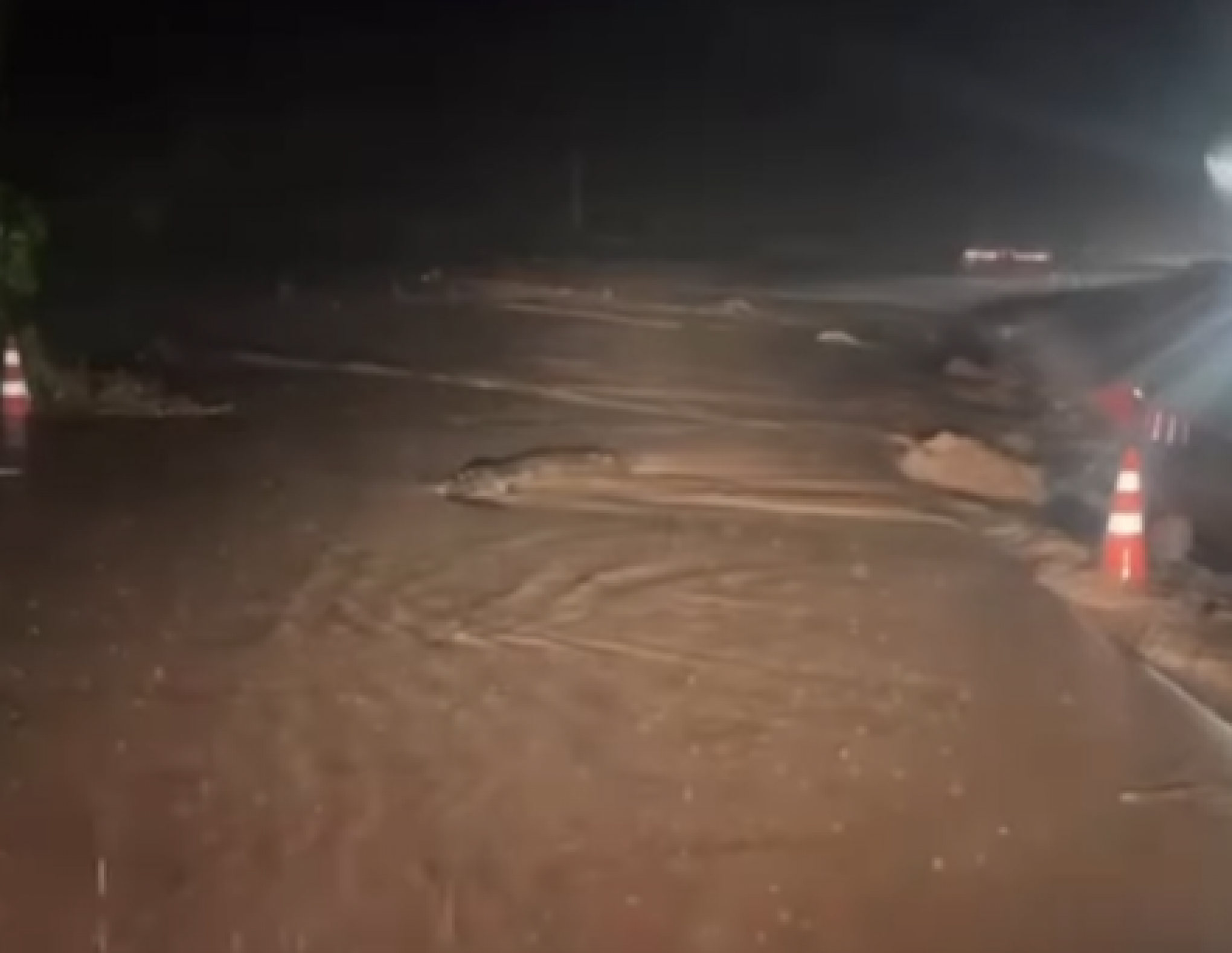 VÍDEO: Chuva eleva nível de arroio e rodovia é bloqueada no RS