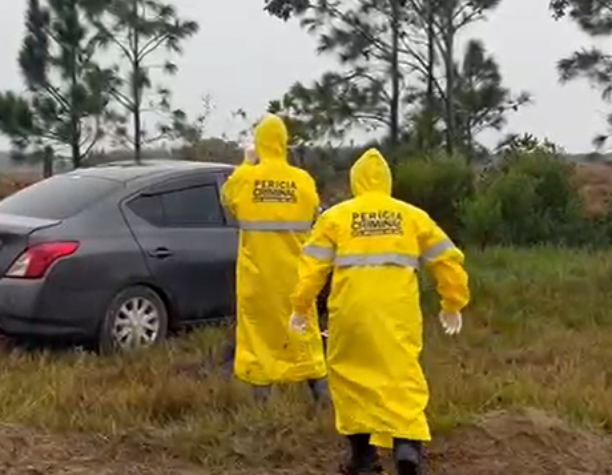 Casal é encontrado morto dentro de carro abandonado em estrada do litoral