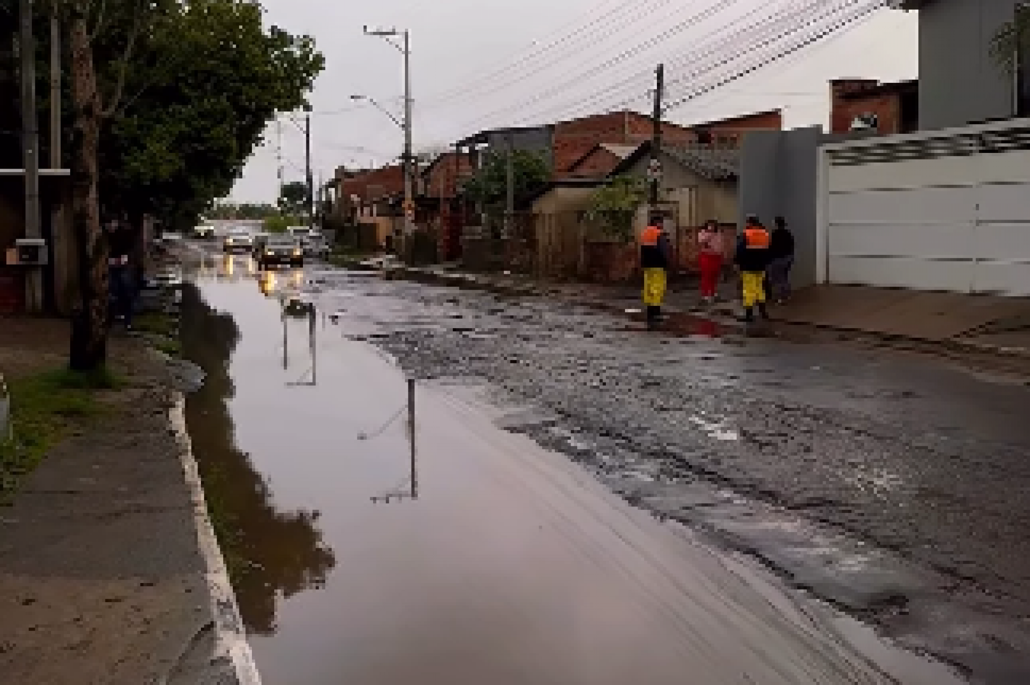 Rio dos Sinos se aproxima da cota de inundação em Novo Hamburgo e Defesa Civil orienta moradores