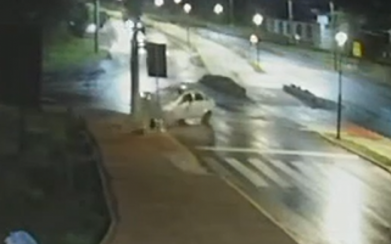 Carro colide em poste no mesmo local de acidente que causou morte de jovem | abc+