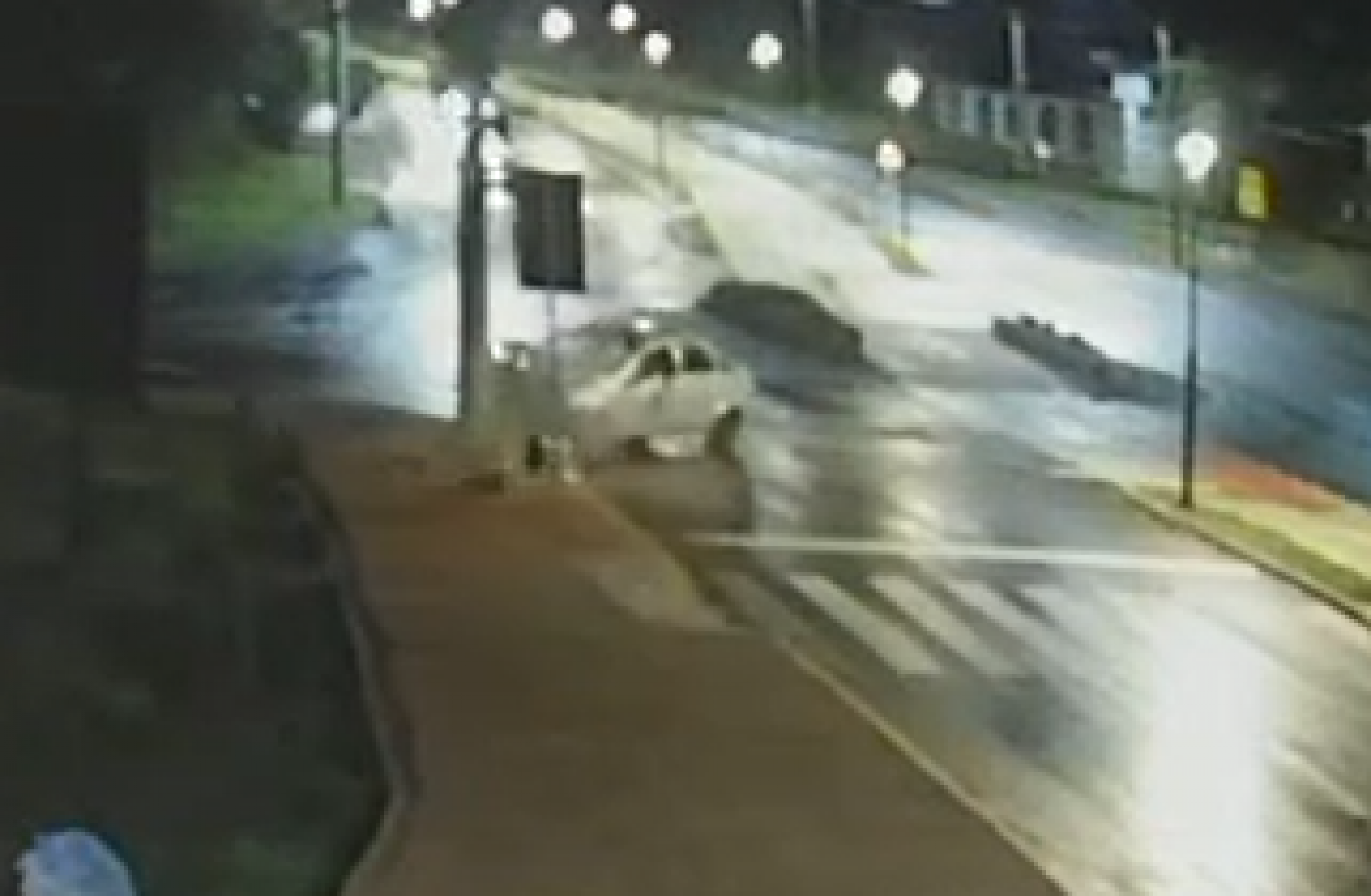 VÍDEO: Carro colide em poste no mesmo local de acidente que causou morte de jovem